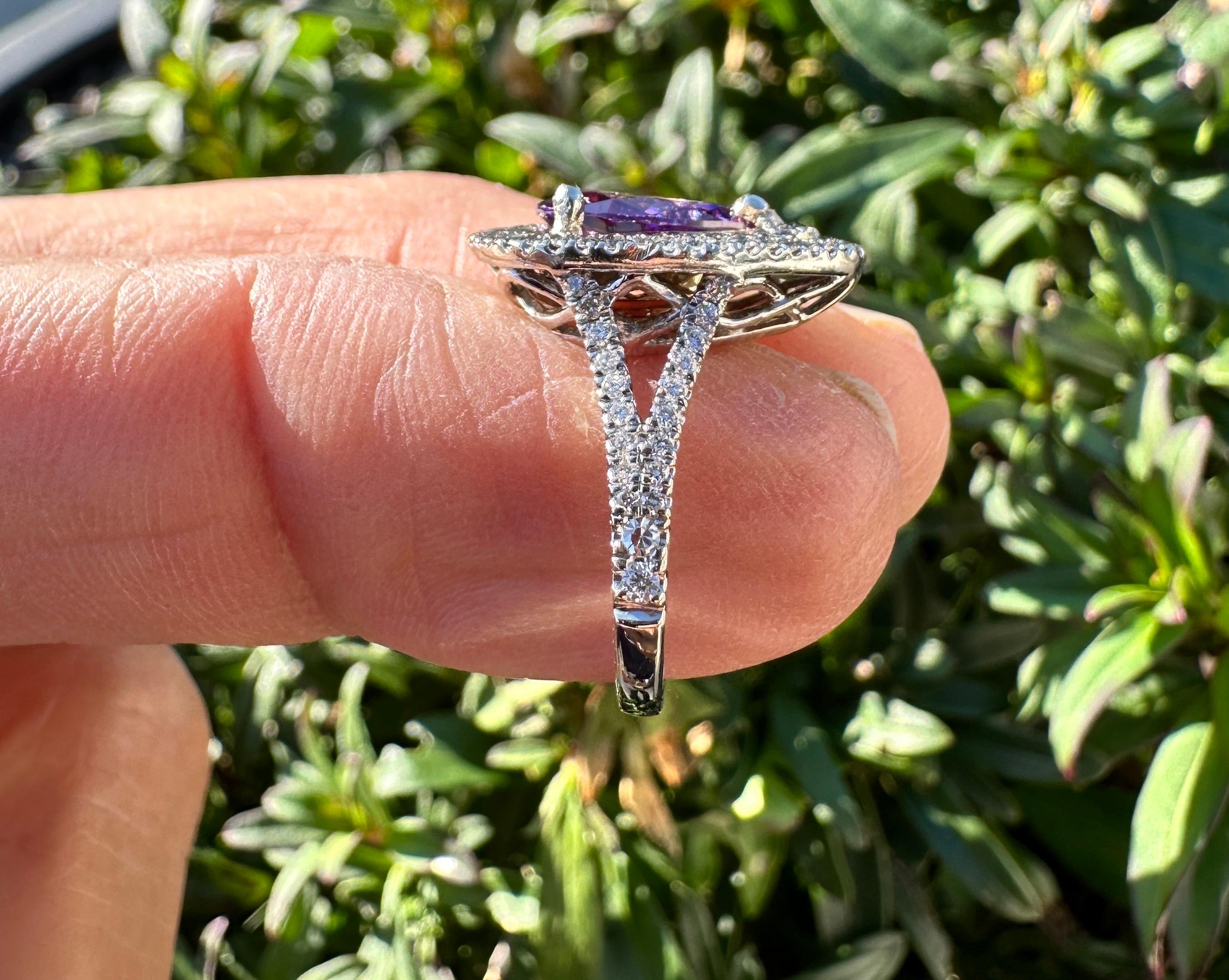 14 Karat birnenförmiger brasilianischer Amethyst Diamant Halo Ring im Angebot 4