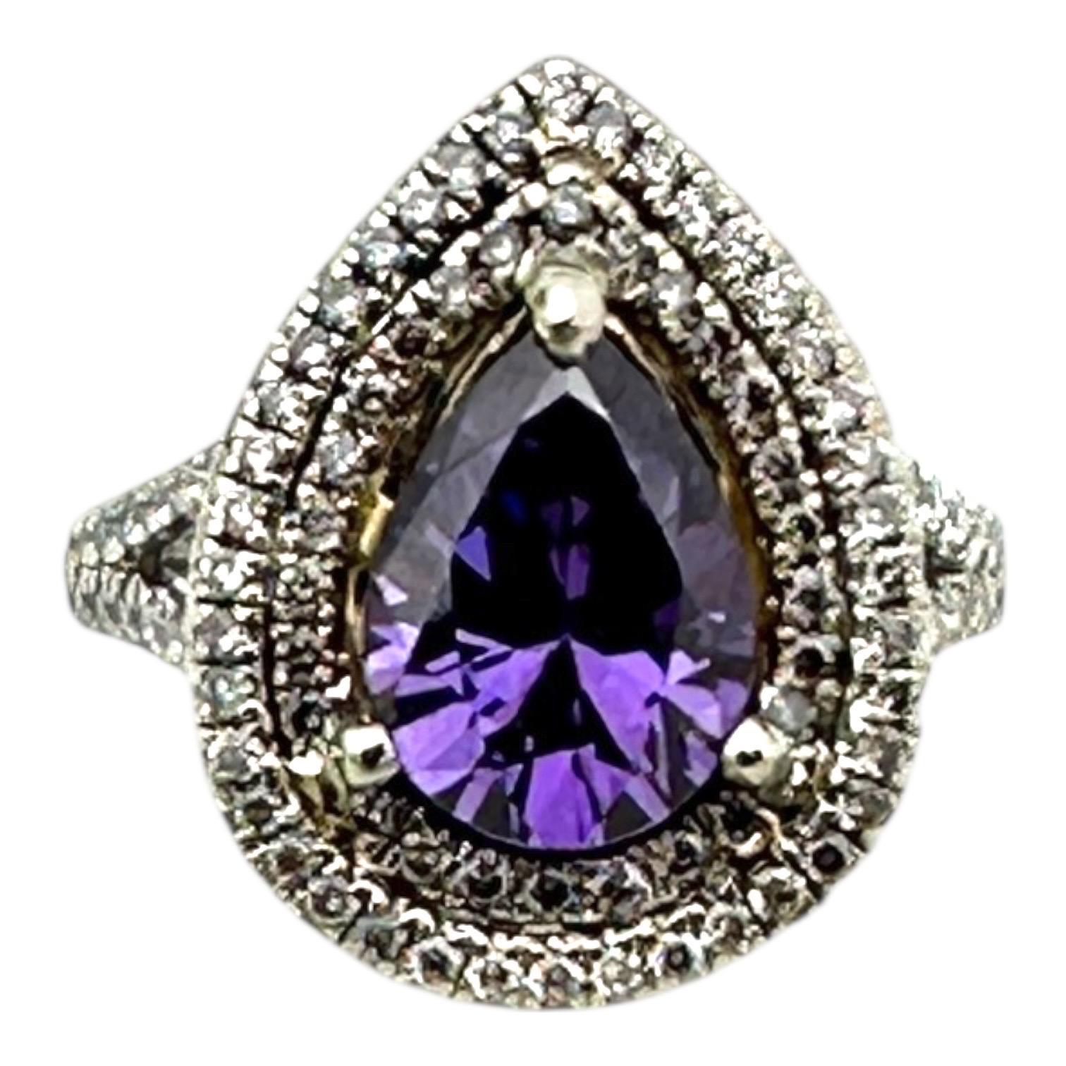 Dieser wunderschöne Ring ist mit einem Amethysten besetzt, der in einem doppelten Halo auf einem geteilten Schaft sitzt. Die Ringgröße ist 17,50 x 13,50 mm breit. Ein dynamisch funkelnder Amethyst ist in Roségold gefasst, um die dynamische Farbe zu