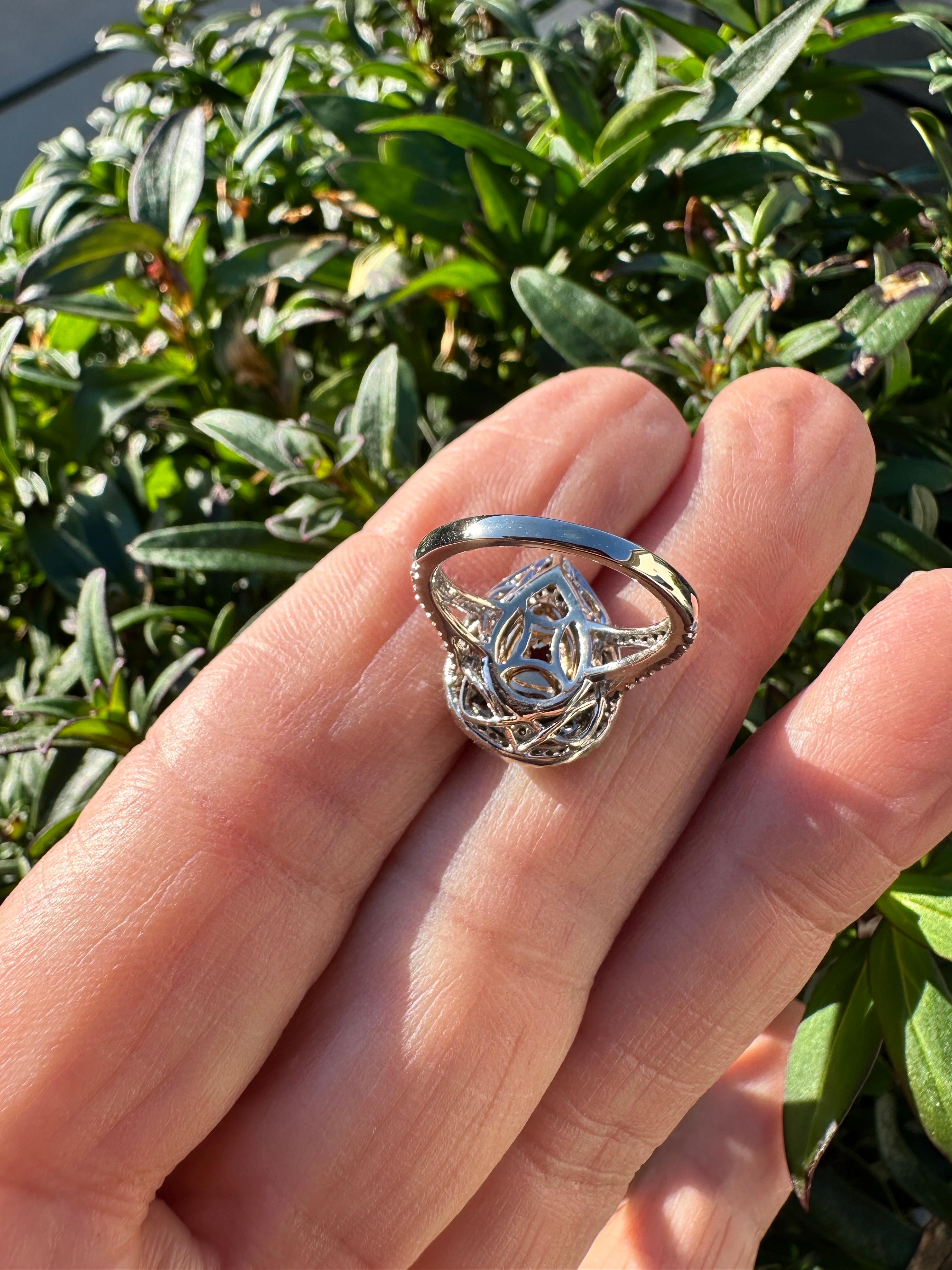 14 Karat birnenförmiger brasilianischer Amethyst Diamant Halo Ring (Tropfenschliff) im Angebot