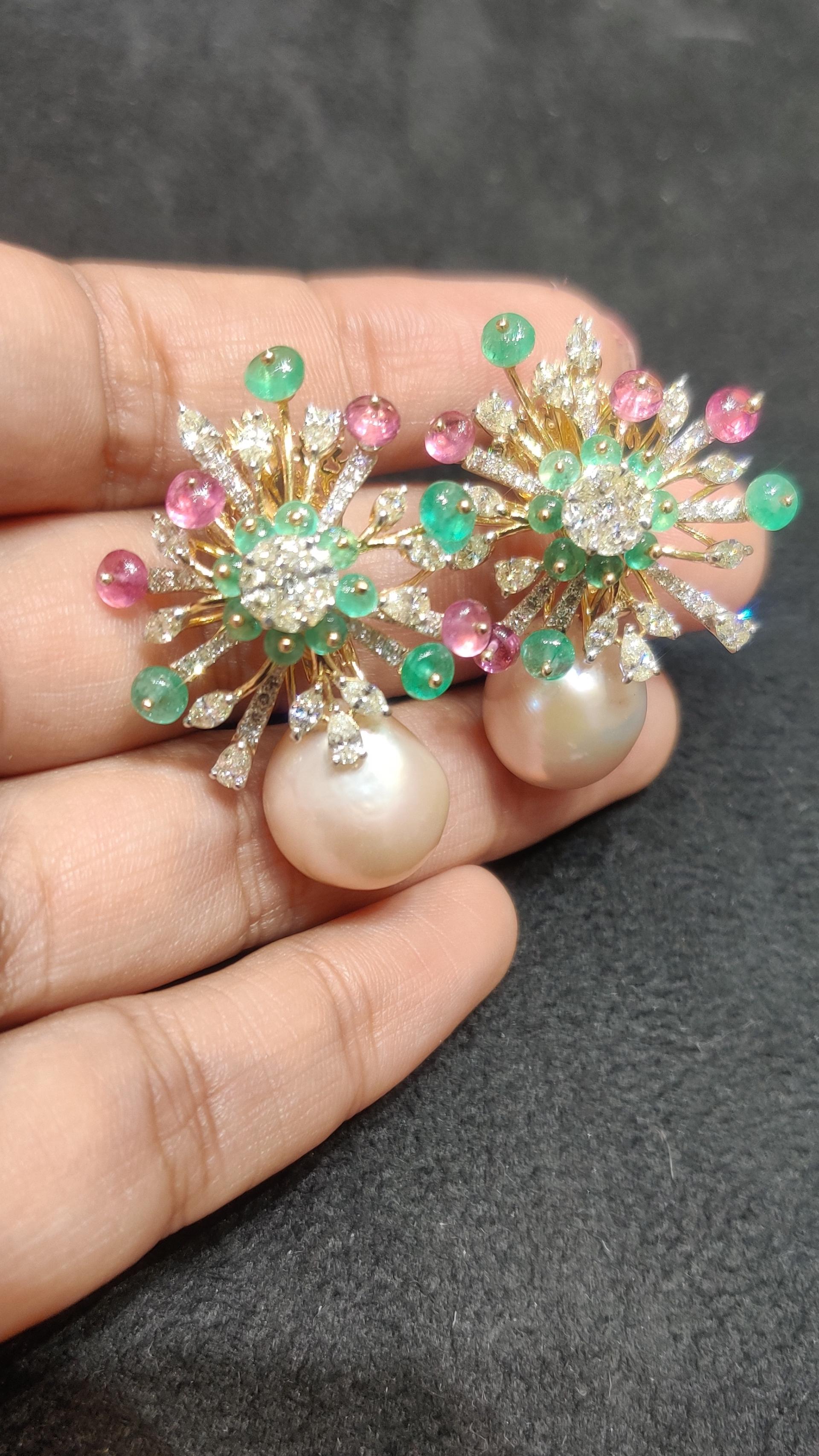 Moderne Clous d'oreilles en perles 14 carats, tourmaline émeraude et diamants blancs en vente
