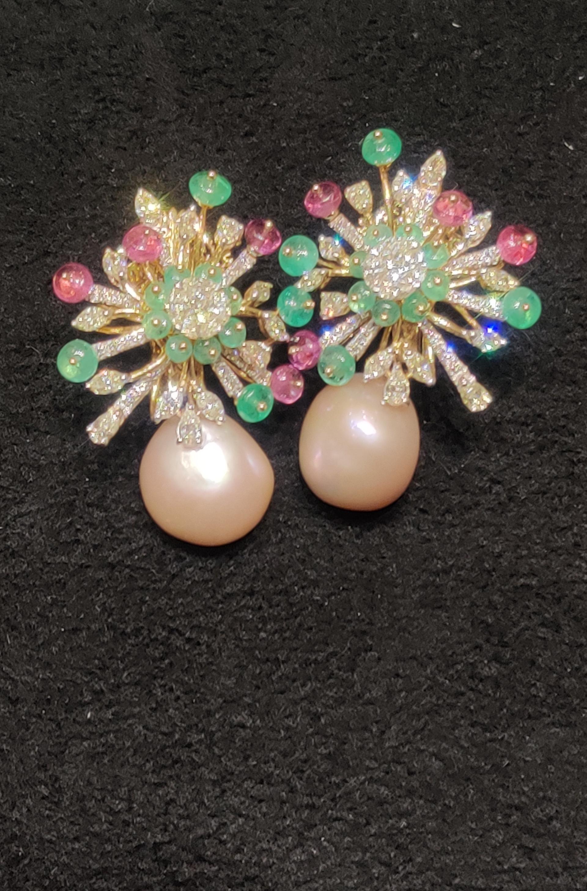 Taille mixte Clous d'oreilles en perles 14 carats, tourmaline émeraude et diamants blancs en vente