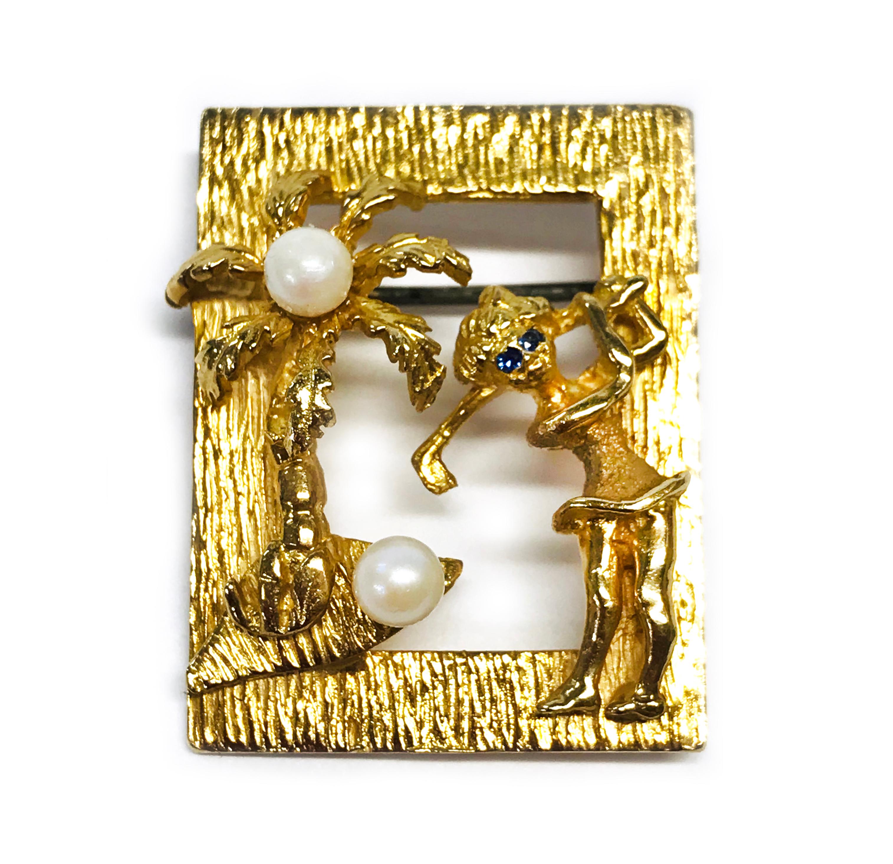 14 Karat Perle Saphir Golfer Brosche/Anstecker. Eine Palme und eine Golferin sind in einem goldenen Rahmen mit zwei 4 mm großen Perlen und blauen Saphiren für die Augen der Golferin gefasst. Auf der Rückseite ist 14K CJS gestempelt. Die