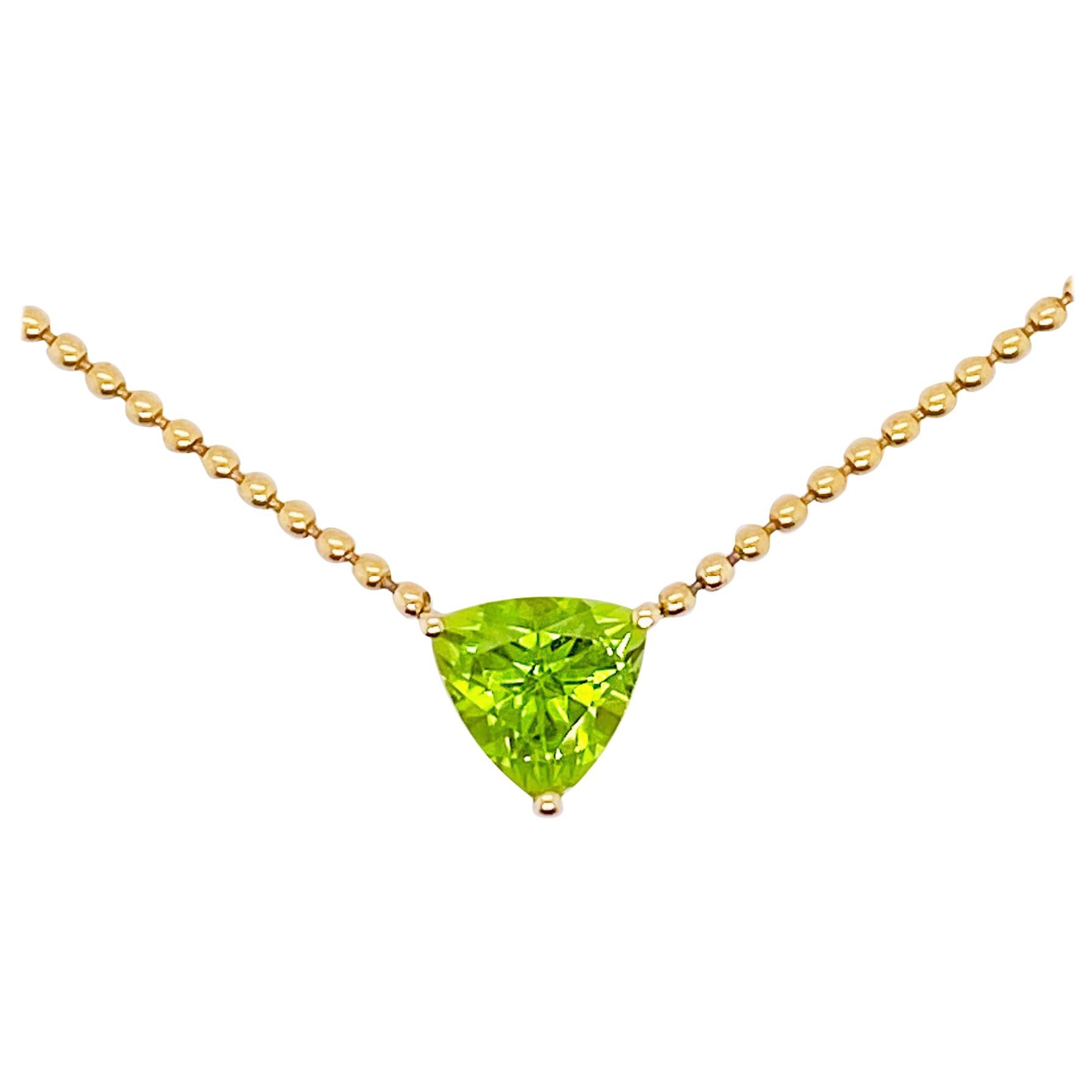 Collier pendentif stationnaire en or jaune 14 carats avec péridot trillion de 1,25 carat en vente