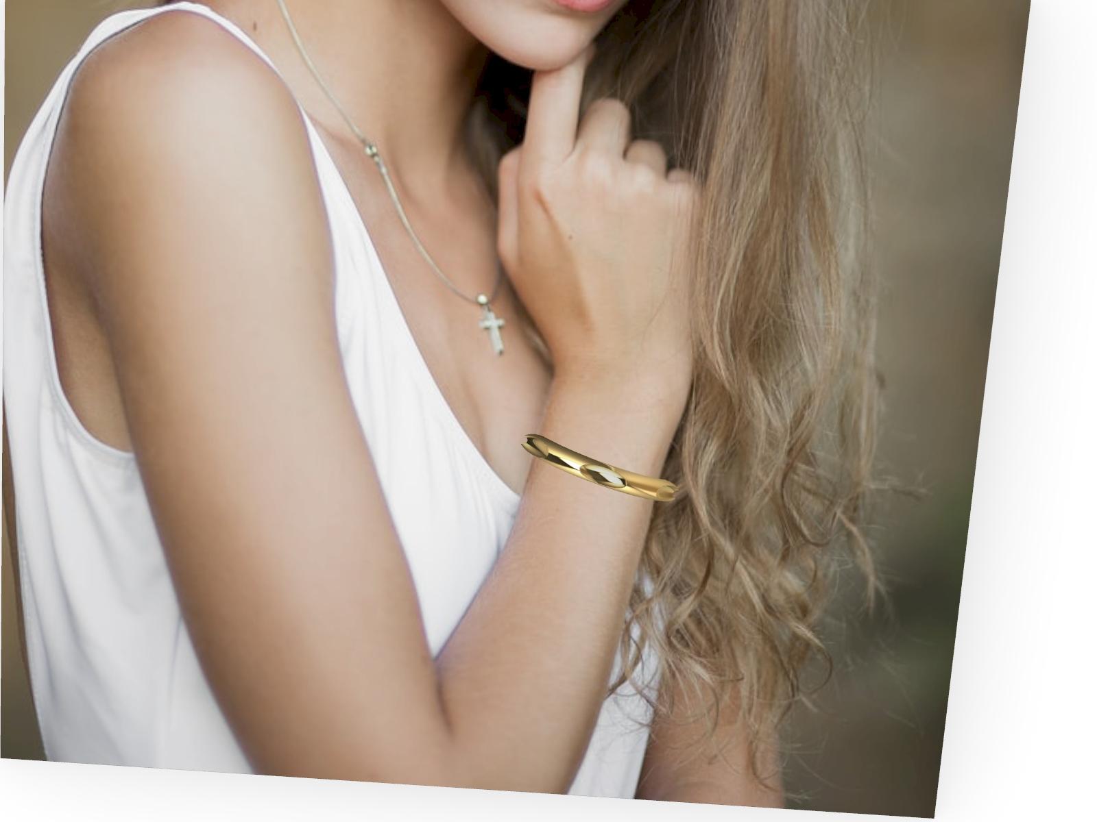 Bracelet en or jaune 14 carats 7 ovales, le designer de Tiffany, Thomas Kurilla a redessiné ce bracelet, même design plus étroit.  des ovales plus rapides et  empilable.
Le chiffre sept, considéré comme le chiffre parfait. Finition mate 9 mm de