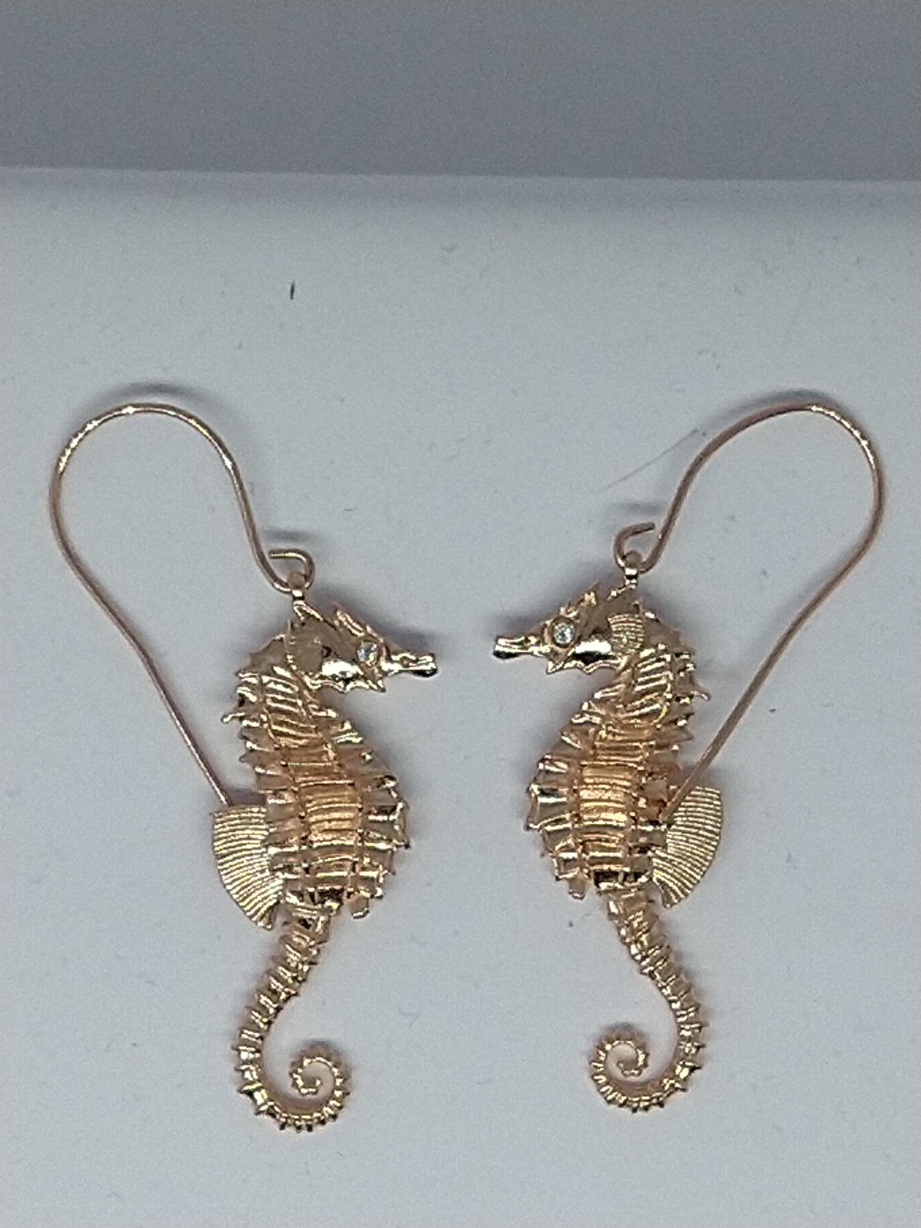 Contemporain Boucles d'oreilles cheval de mer en or rose 14 carats avec diamants certifiés GIA en vente