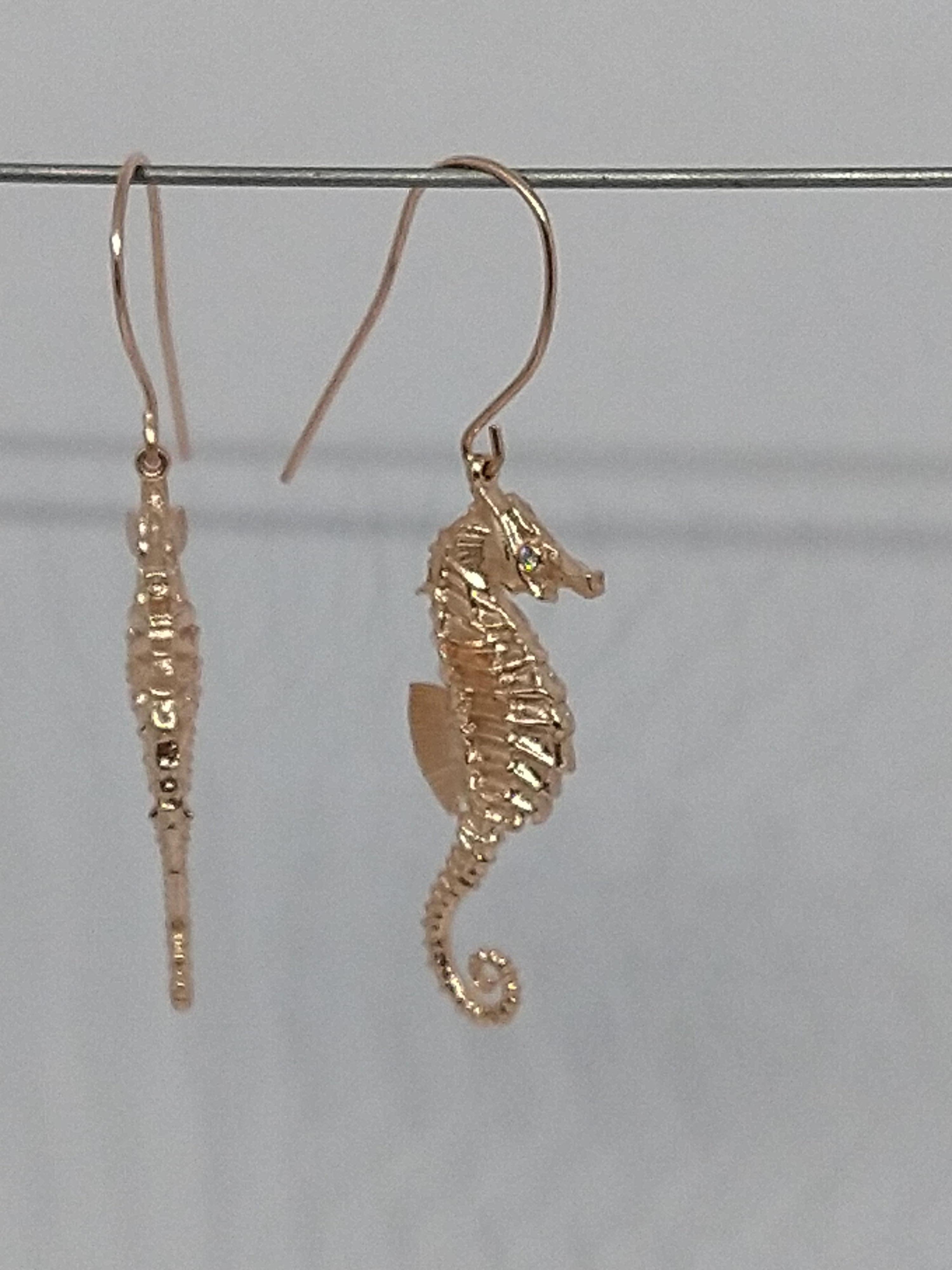 Taille ronde Boucles d'oreilles cheval de mer en or rose 14 carats avec diamants certifiés GIA en vente