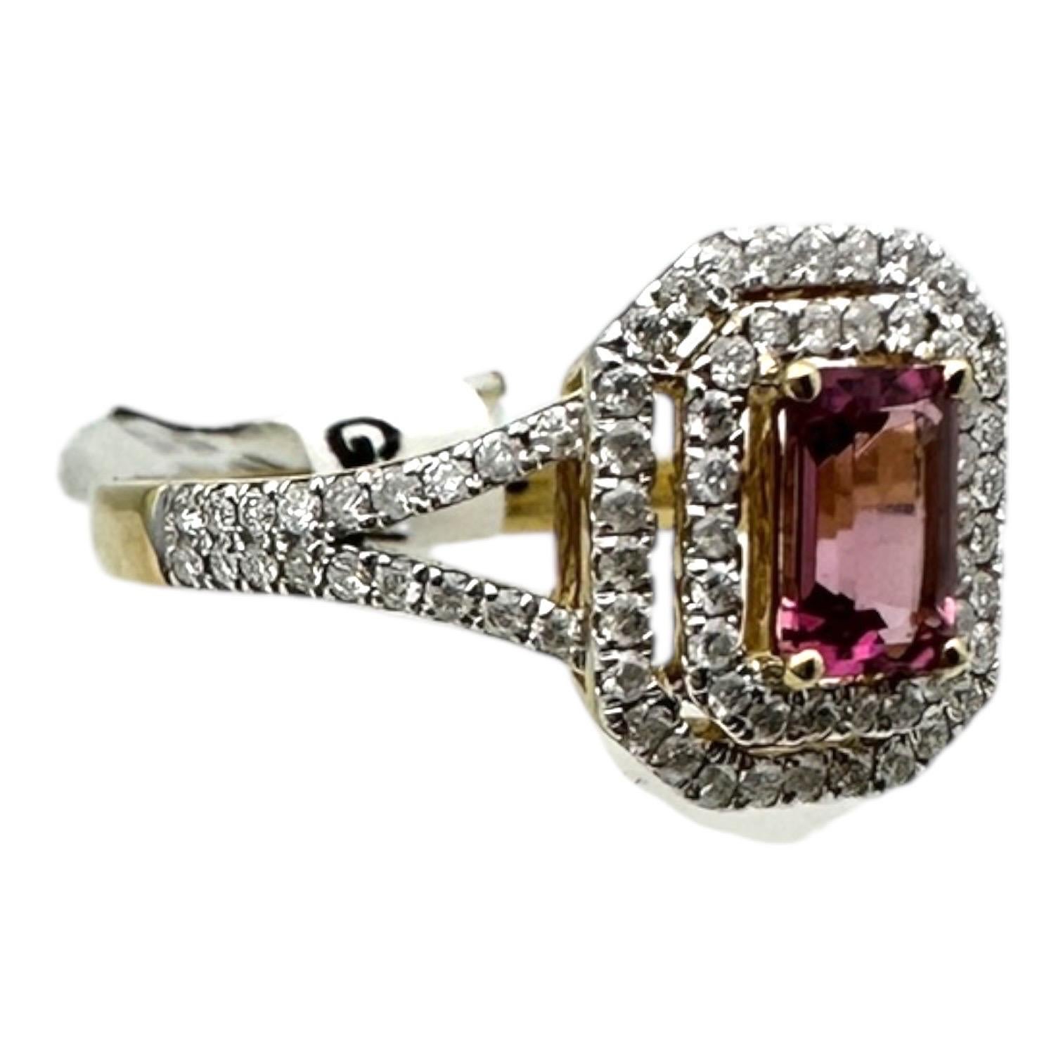 La splendida gemma naturale con taglio smeraldo di 4,5×6,10×1,90 mm è centrata su una  tormalina rosa
Oro 14 carati, doppia aureola di diamanti che circonda la pietra centrale. L'anello è composto da 0,75 carati e da un diamante di qualità SI e