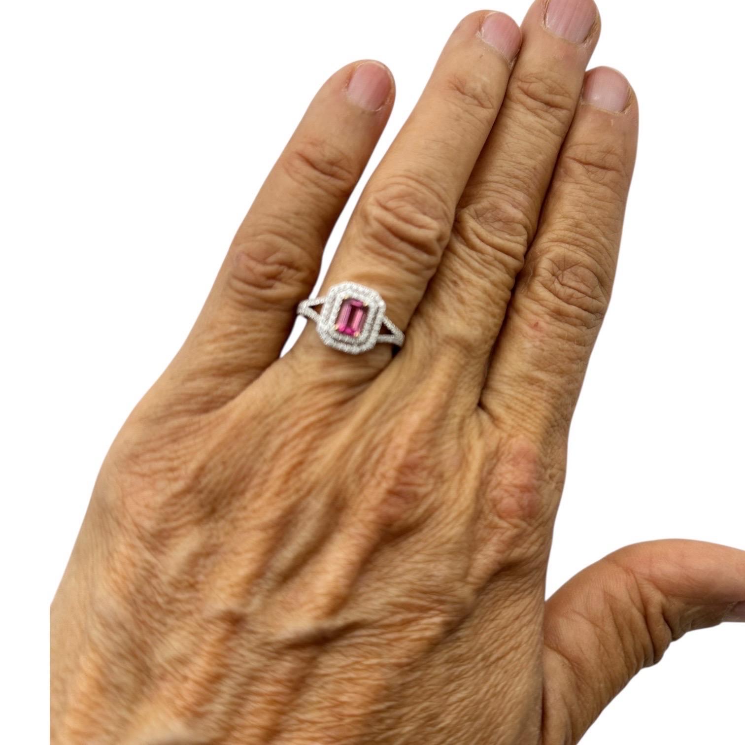 Contemporaneo Anello a doppia aureola con tormalina rosa e diamanti in 14 carati in vendita