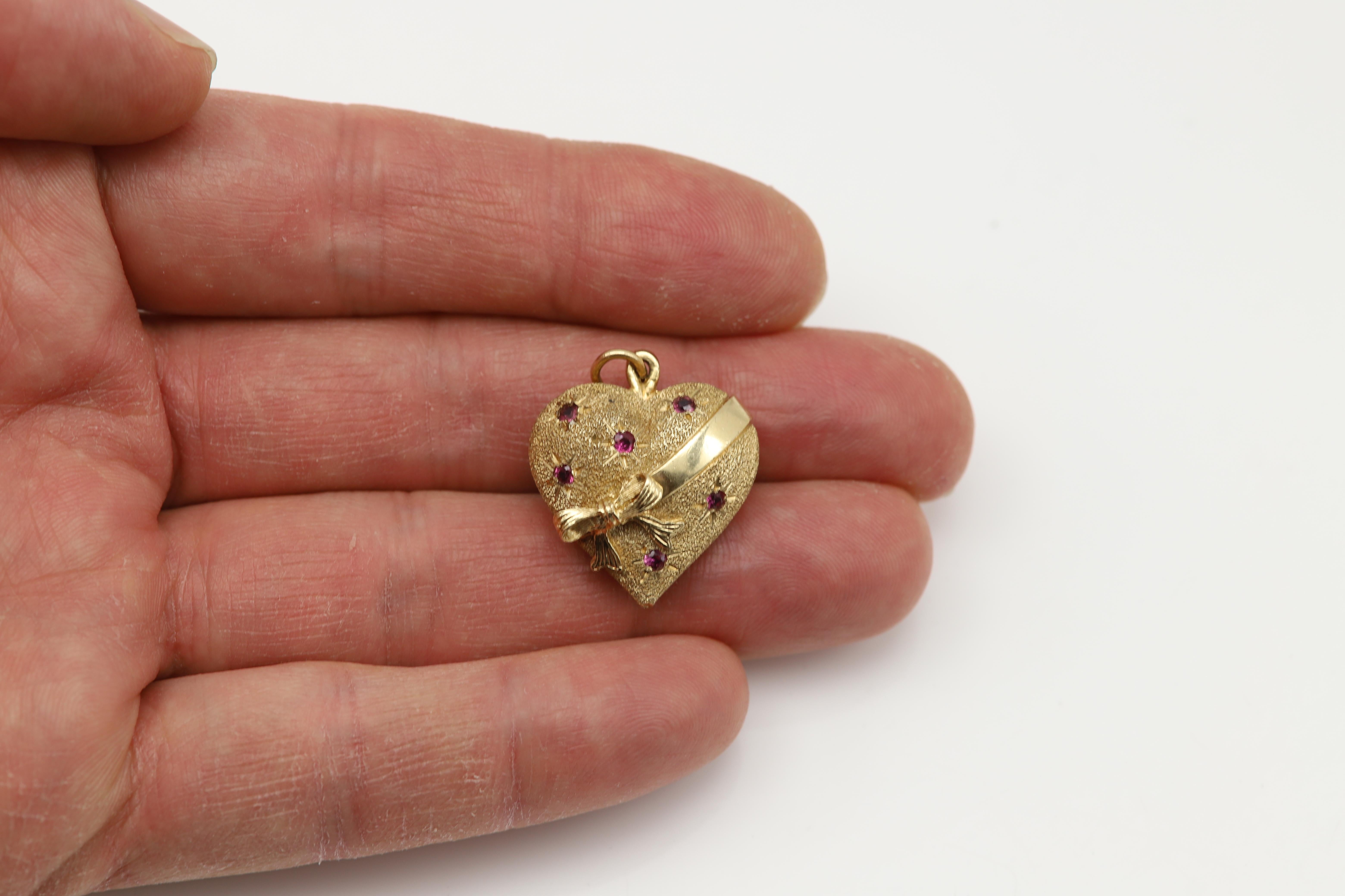 Taglio rotondo 14 carati soffiato  Ciondolo a forma di cuore CIRCA 1950 Rubino naturale Cuore d'epoca in vendita