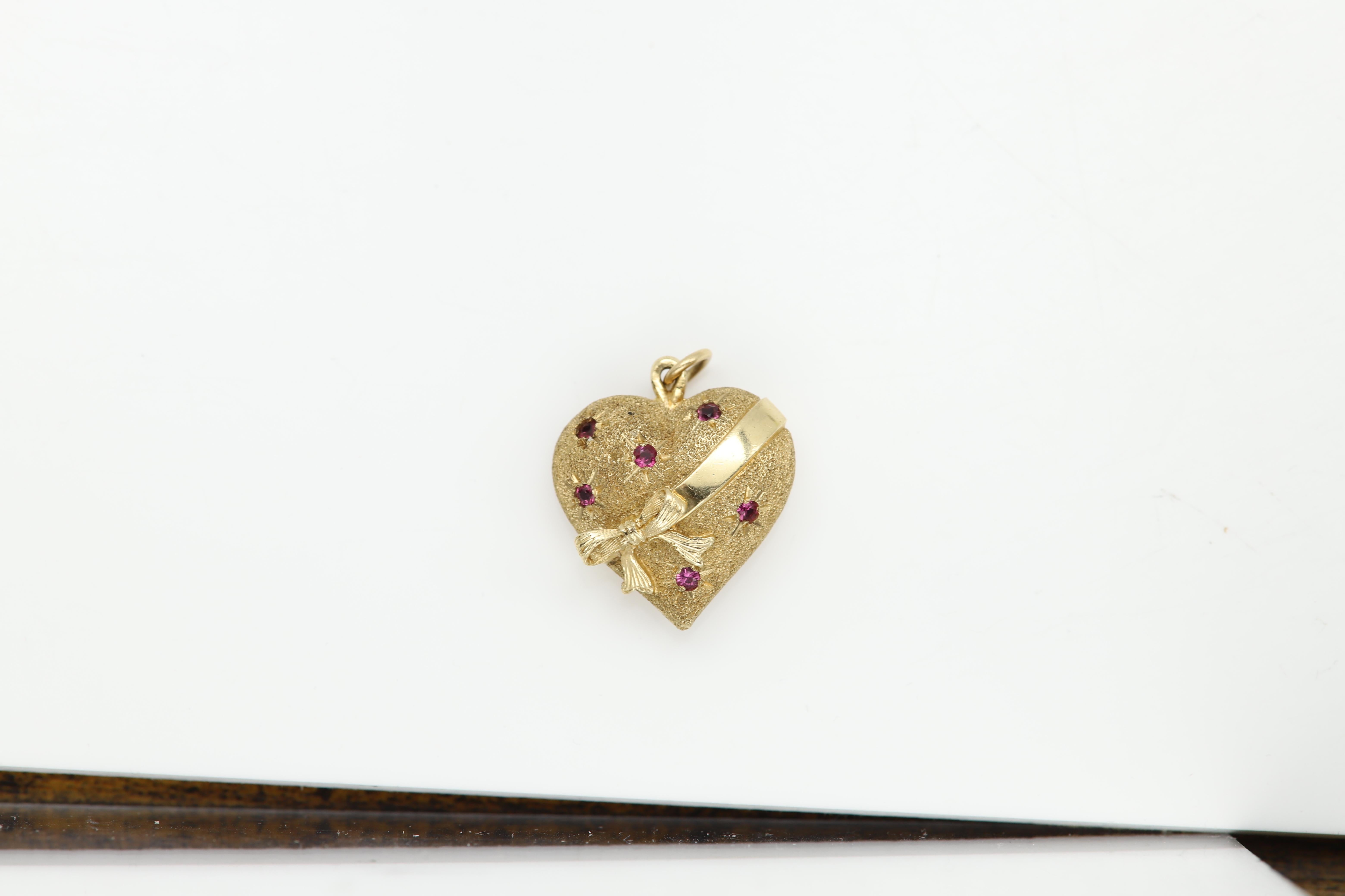 Donna 14 carati soffiato  Ciondolo a forma di cuore CIRCA 1950 Rubino naturale Cuore d'epoca in vendita