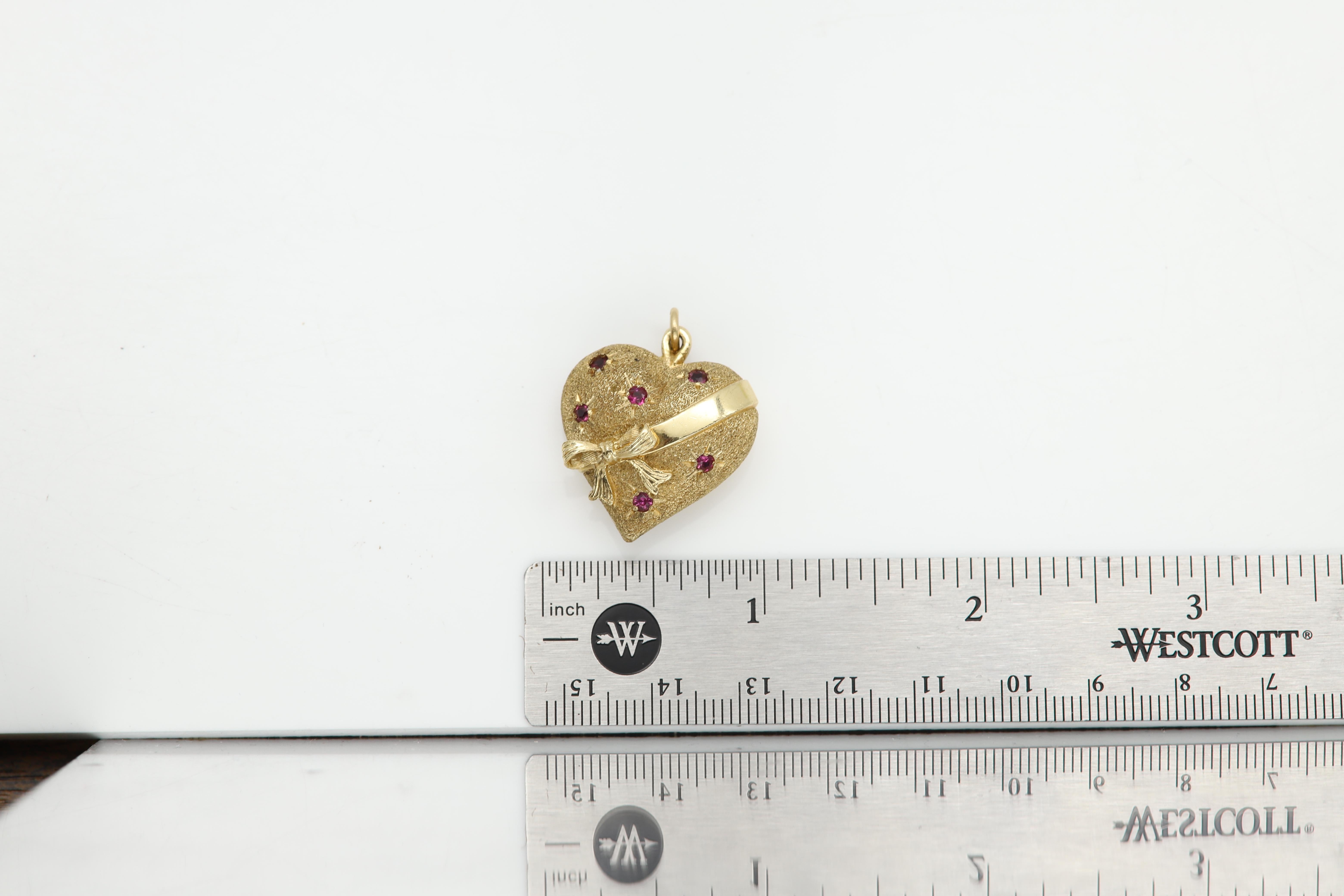 14 carati soffiato  Ciondolo a forma di cuore CIRCA 1950 Rubino naturale Cuore d'epoca in vendita 3