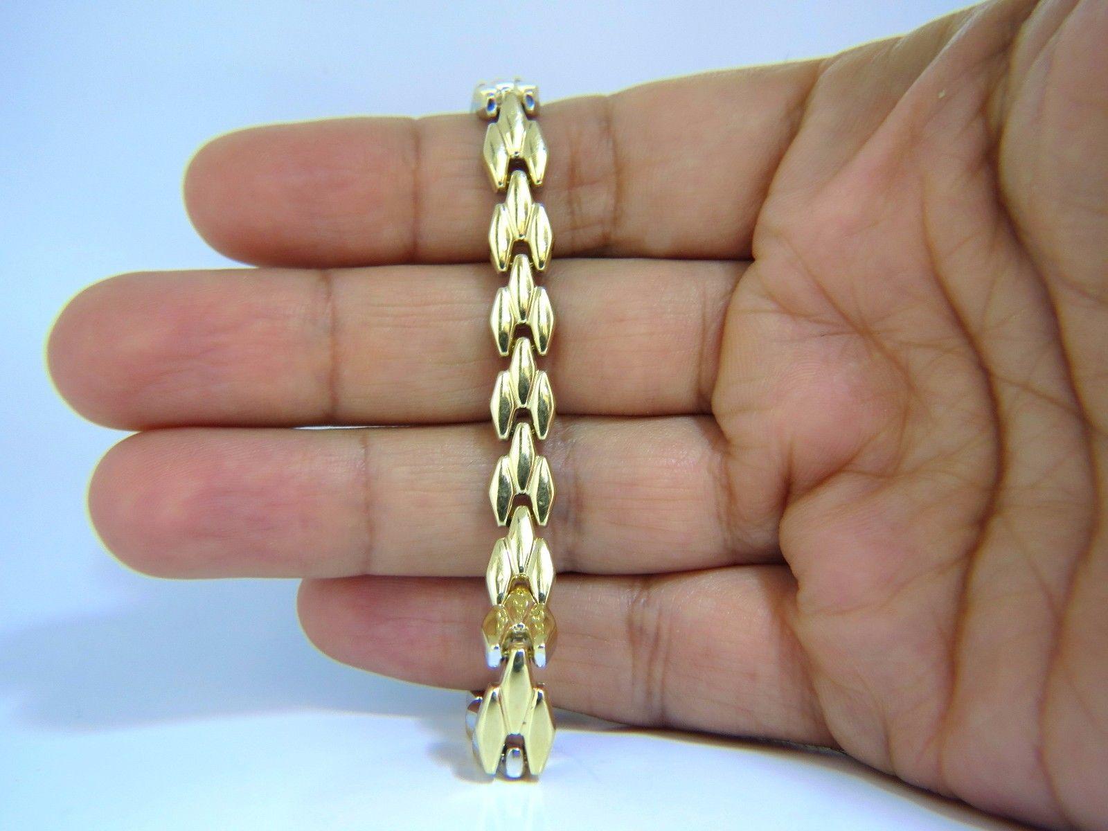 Retro Chevron Pattern 

14kt gold bracelet

7.25 inch long

7.8mm wide

11.5 Grams.

Marked: 14kt Italy

Secure & Comfortable locking clasp