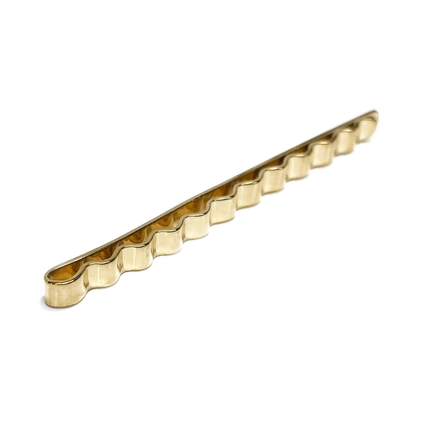 Cravate à cravate en forme d'écusson en or 14 carats Bon état - En vente à Palm Desert, CA