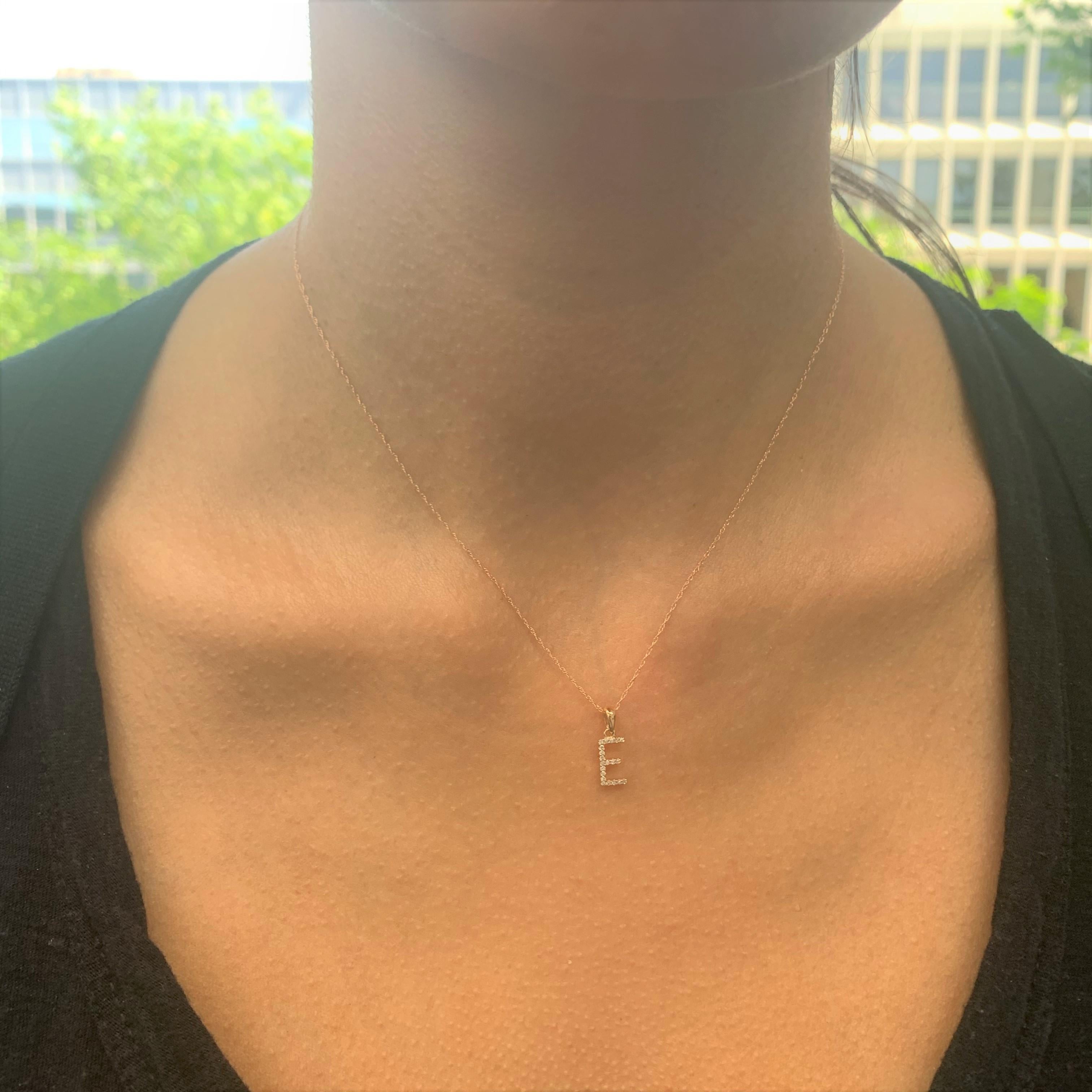 Collana con ciondolo iniziale in oro rosa 14 carati con diamante da 0,06 carati, iniziale O In condizioni Nuovo in vendita a Great neck, NY