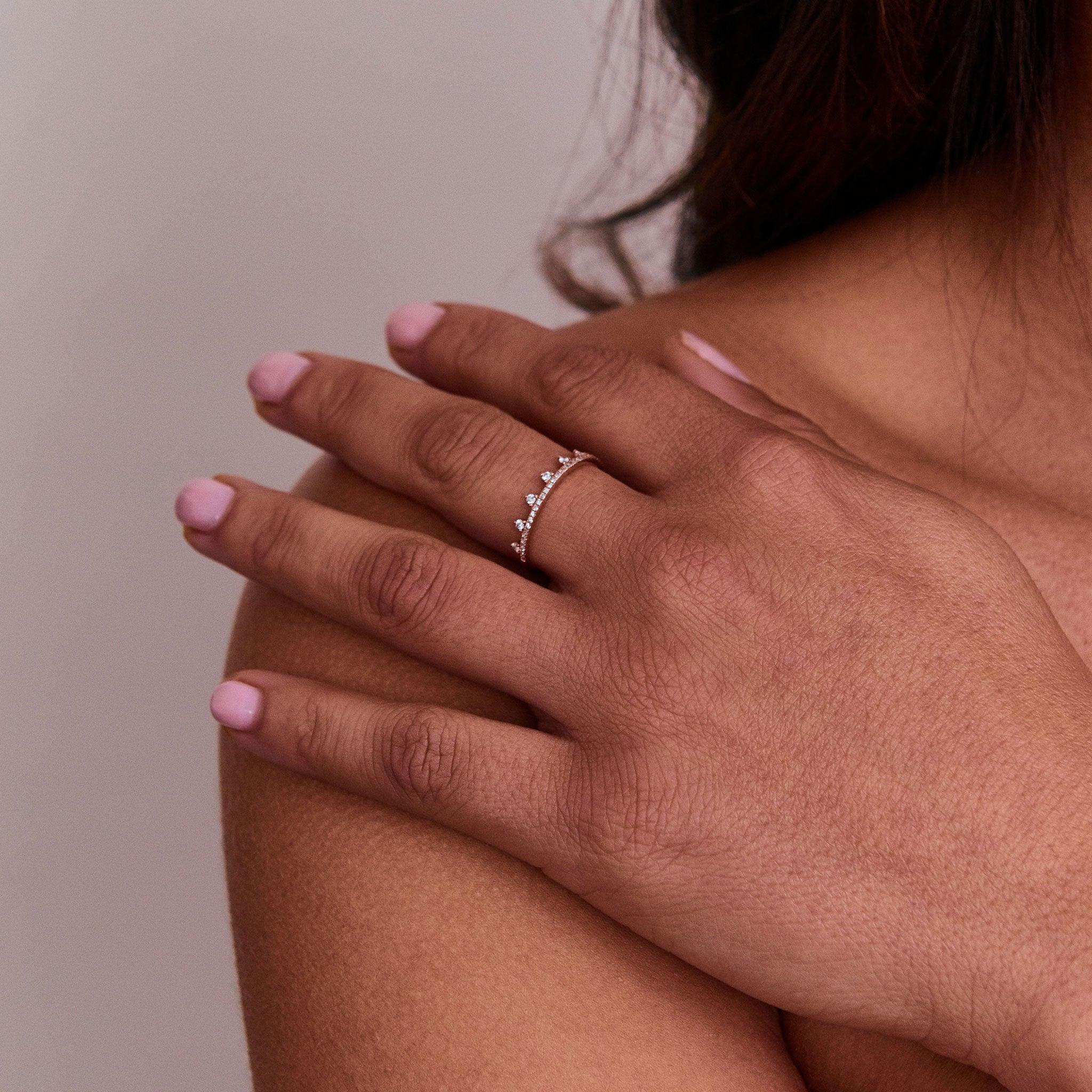 Im Angebot: 14 Karat Roségold 0,19 Karat runder Diamant gepunkteter Ring im Tiara-Stil () 6