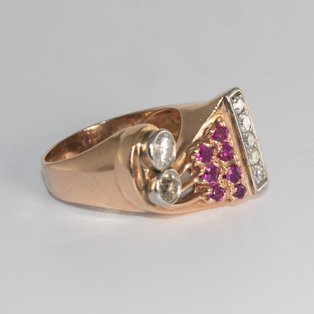 Questo favoloso anello retrò in platino e oro rosa 14 carati pesa 7,4 grammi.

Contiene uno splendido diamante a taglio europeo montato in un castone, con un peso di 0,55 carati, colore F-H e purezza SI1-VS.

Questo diamante è evidenziato da sette