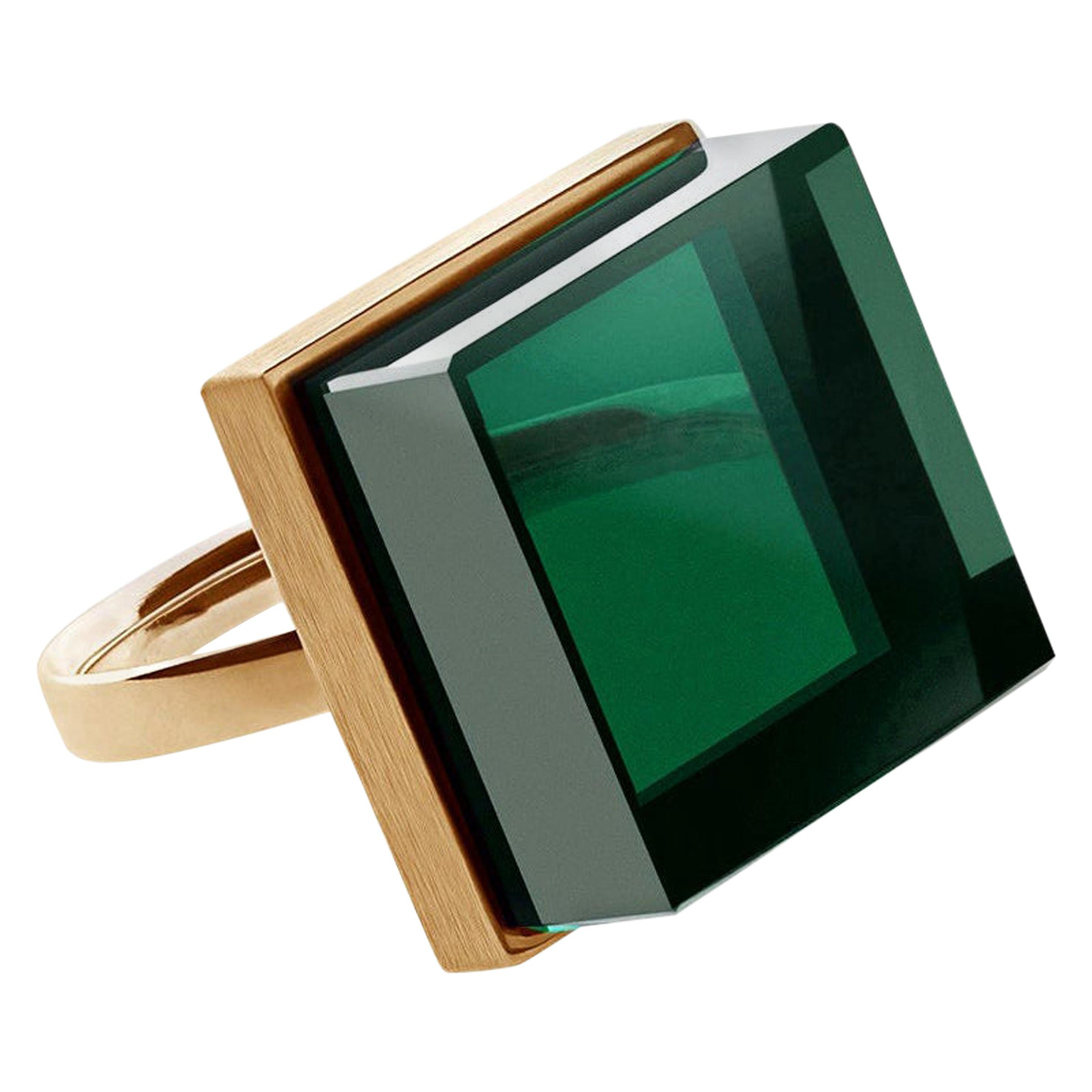 Bague de style Art Déco en or rose quatorze carats avec quartz vert présentée dans Vogue