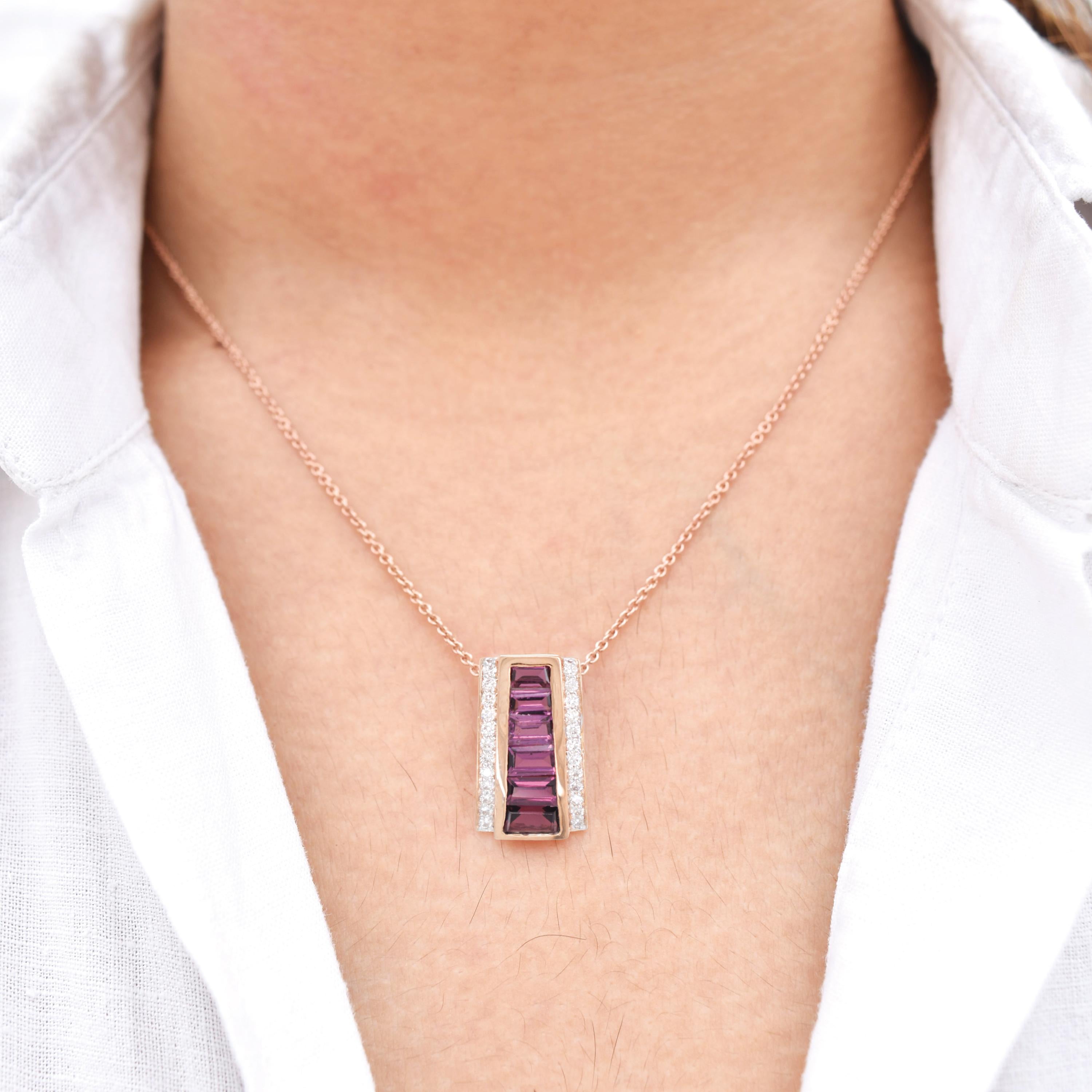 Entra nel glamour dell'epoca Art Deco con la nostra collana con ciondolo a piramide di diamanti in oro 14K con rodolite Art Deco, un'accattivante fusione di geometria audace, colori ricchi e senza tempo.
eleganza. Il ciondolo mostra granati di