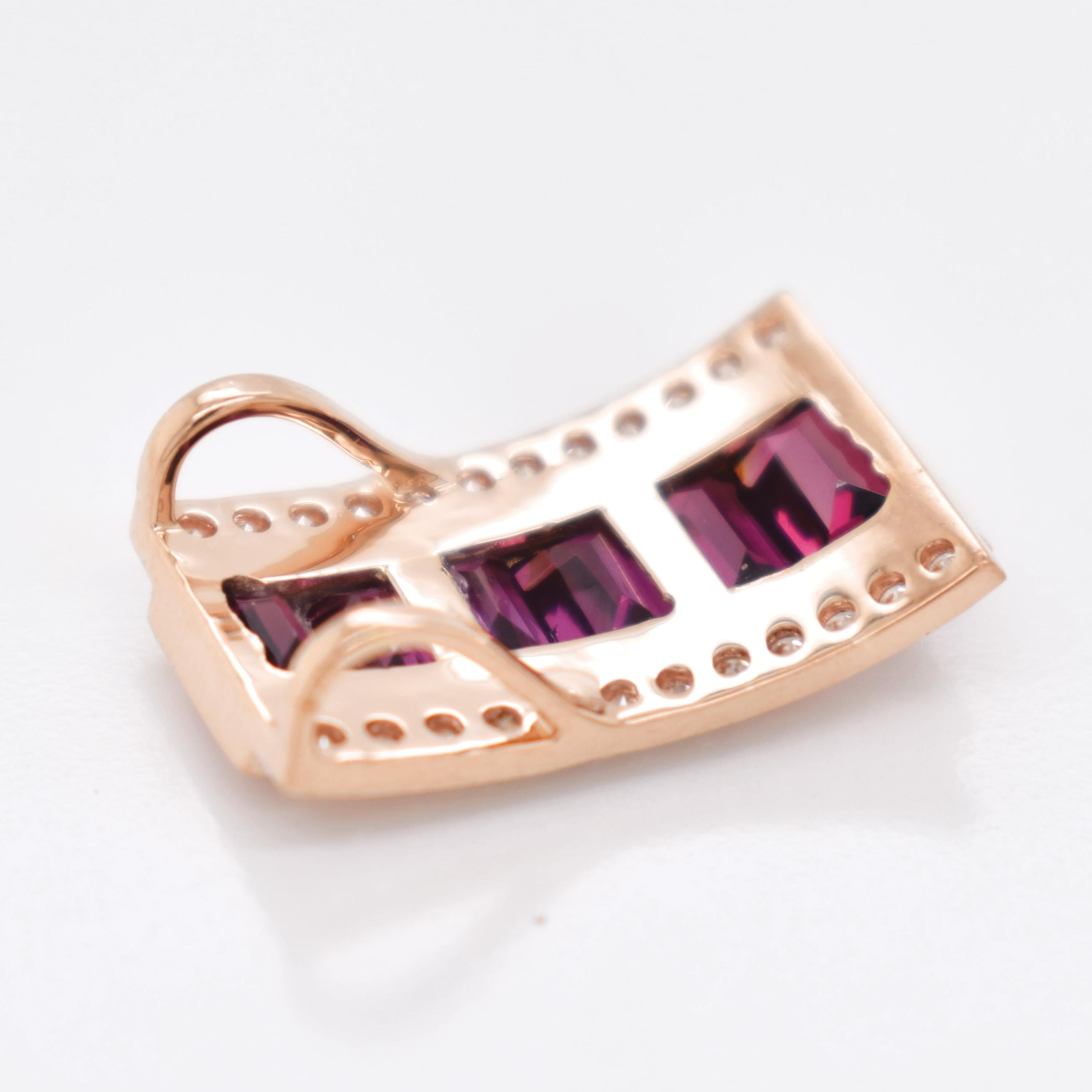 Collana con ciondolo a piramide di diamanti in oro rosa 14 carati Baguette Rhodolite Art Deco In condizioni Nuovo in vendita a Jaipur, Rajasthan