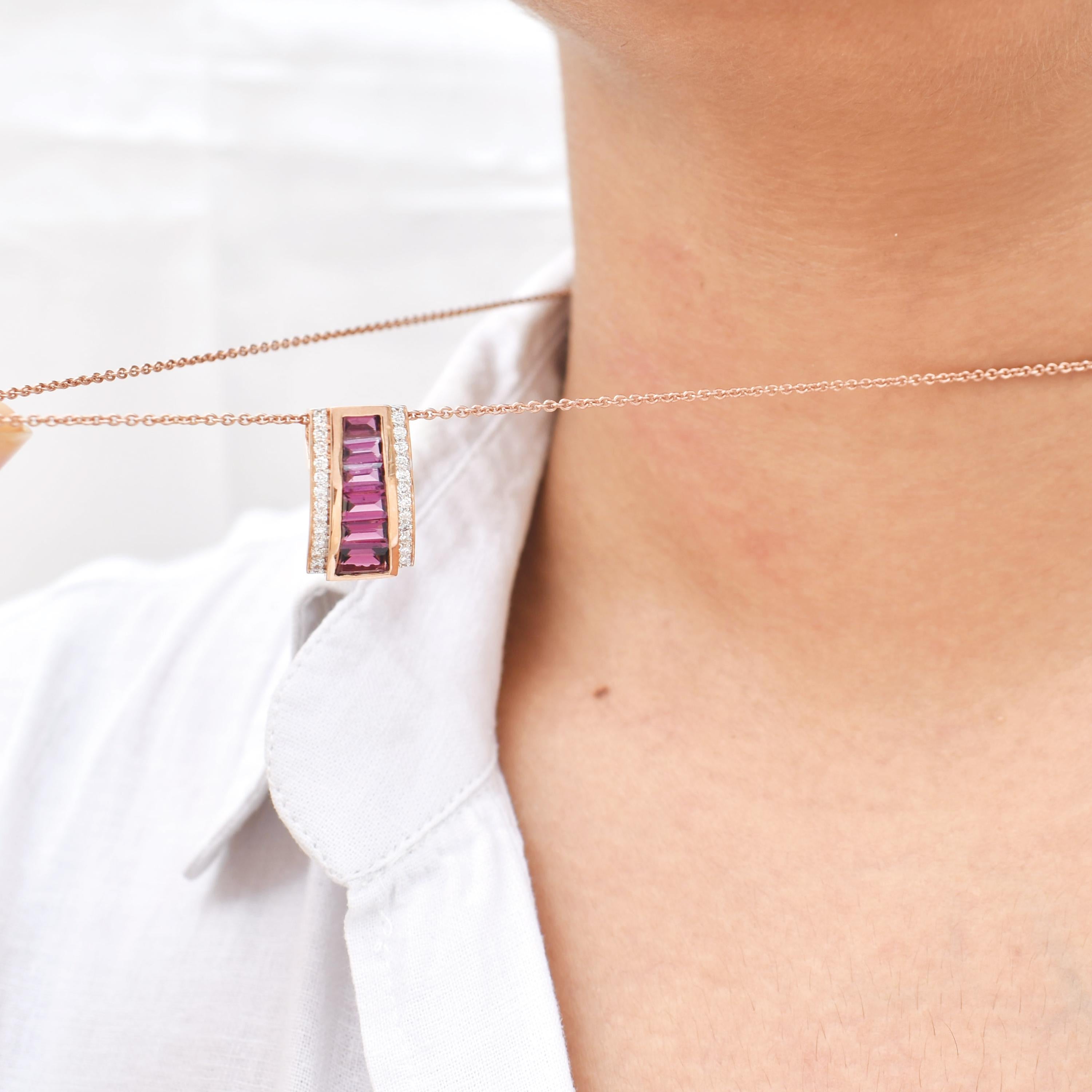 Collana con ciondolo a piramide di diamanti in oro rosa 14 carati Baguette Rhodolite Art Deco in vendita 2