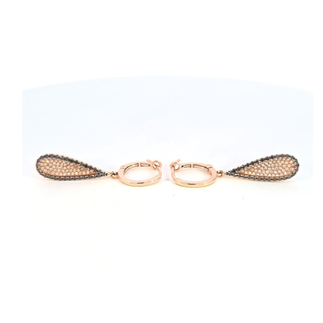 Gocce di oro rosa con diamanti bianchi incastonati e un bordo di diamanti neri che penzolano da cerchi in oro rosa lucido.  La lunghezza totale è di 3,5 centimetri, mentre la goccia è di 2,0 centimetri.