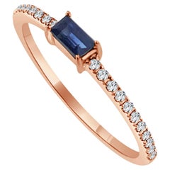 Stapelbarer Ring aus 14 Karat Roségold mit blauem Saphir