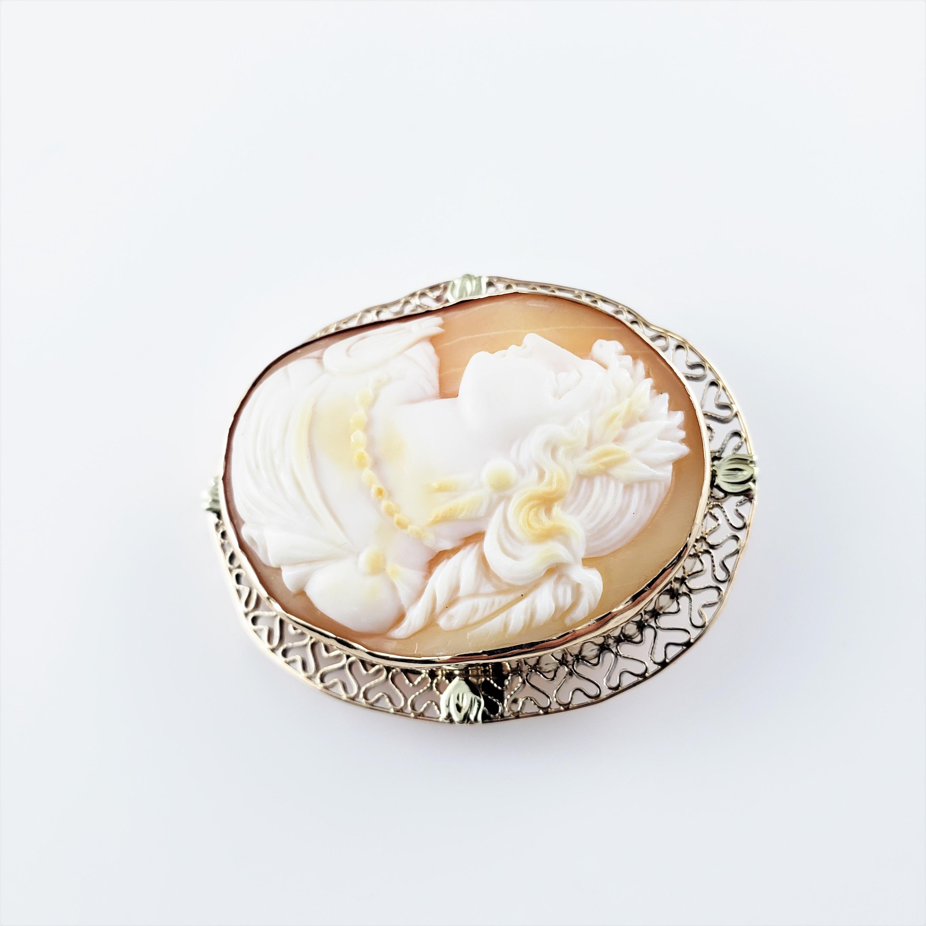 14 Karat Rose Gold Cameo Brooch Pendant-

This elegant cameo features a lovely lady in profile framed in beautifully detailed 14K rose gold.

*Chain not included

Size:  40 mm x  33 mm

Weight:  6.7 dwt. /  10.5 gr.

Stamped:  14K

Very good