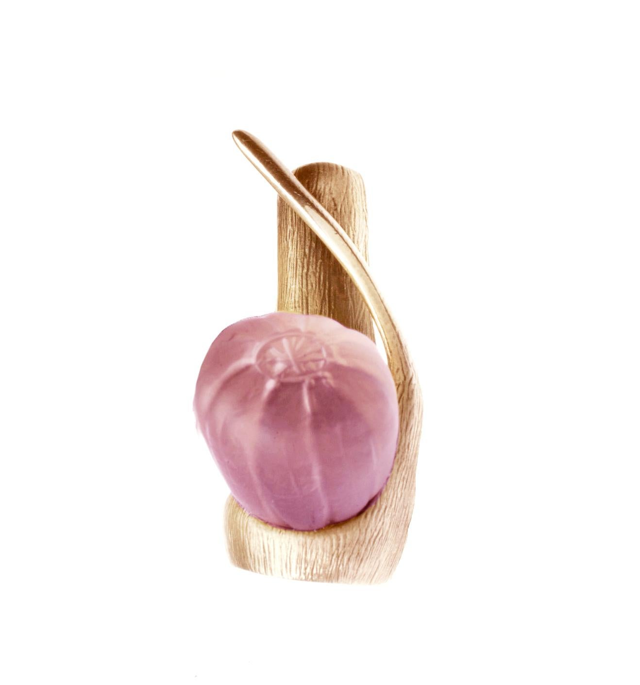 Broche en or rose quatorze carats de l'artiste Contemporary Fig Garden Brooch with Pink Onyx (Figue de jardin contemporaine en or rose quatorze carats) en vente 3