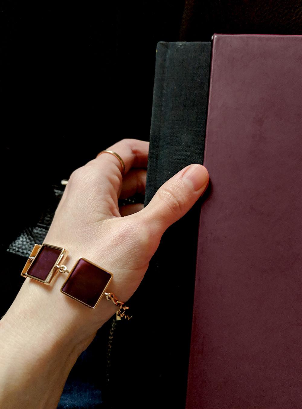 Ce bracelet à maillons contemporain est en or rose 14 carats et présente sept améthystes cultivées de 15x15x3 mm. Il a été conçu par la peintre à l'huile Polya Medvedeva, basée à Berlin, et a été présenté dans Harper's Bazaar UA et Vogue UA.

Le