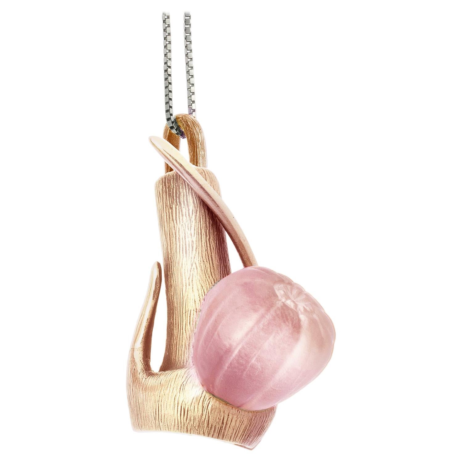 Collier pendentif contemporain en or rose de l'artiste présenté dans Vogue en vente