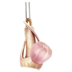 Collana contemporanea in oro rosa dell'artista protagonista di Vogue