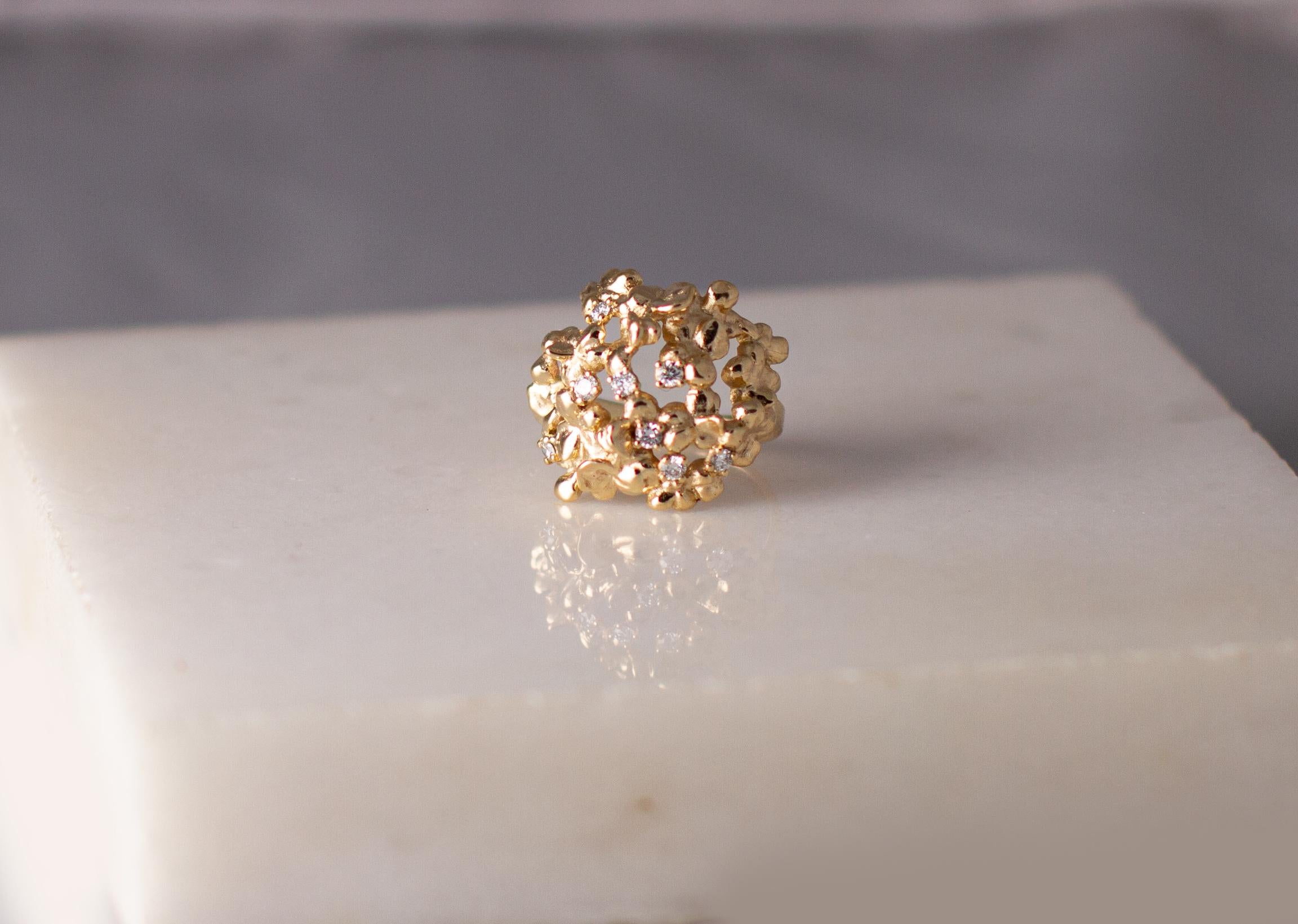 Round Cut Eighteen Karat Rose Gold Contemporary Ring with Seven Diamonds For Sale