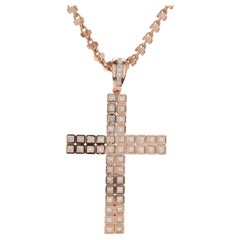 Collier croix en or rose 14 carats serti d'un cube de diamants taille princesse