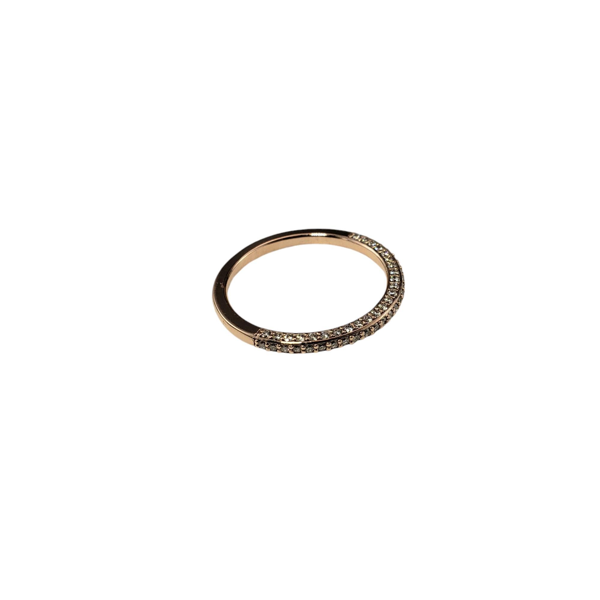 Anello a fascia con diamanti in oro rosa 14 carati misura 7,25

Questa fascia scintillante presenta 50 diamanti rotondi taglio brillante incastonati in oro rosa 14K.  

Larghezza: 1,8 mm.

Peso totale approssimativo dei diamanti: .20 ct. - .25