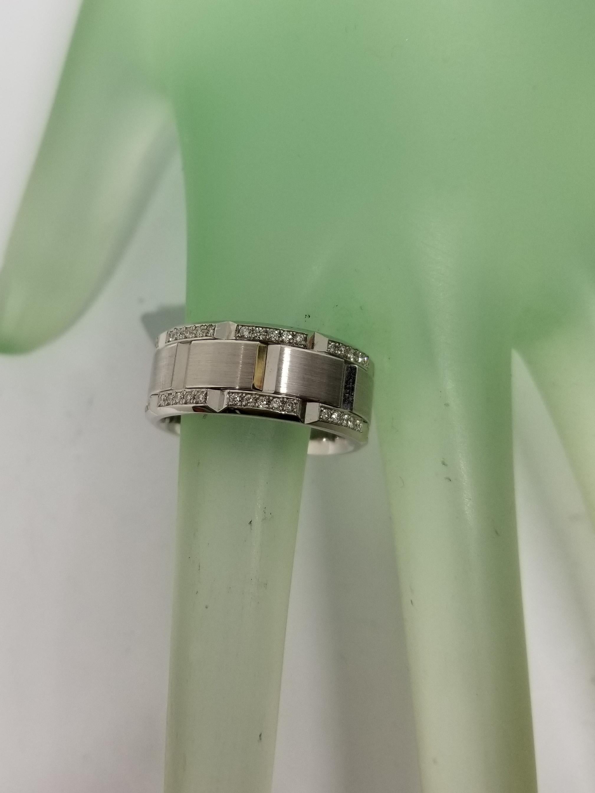 14 Karat White Gold Diamond Pavé Link Ring with Matte Finish In New Condition In Los Angeles, CA