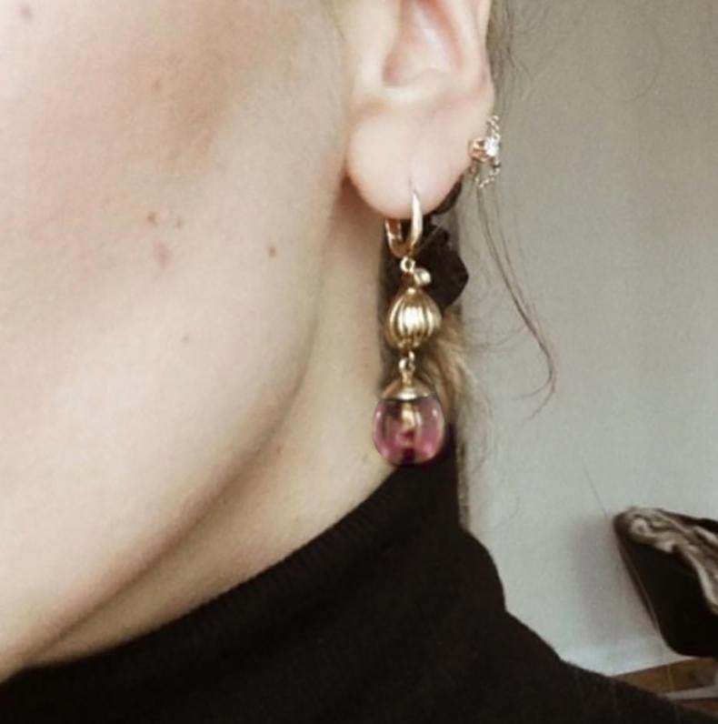 Ces boucles d'oreilles cocktail Fig sont fabriquées en or rose 14 carats et présentent des gouttes de quartz rose cabochon détachables, ainsi que deux diamants. Les boucles d'oreilles ont été présentées dans un article de Vogue UA. Nous utilisons