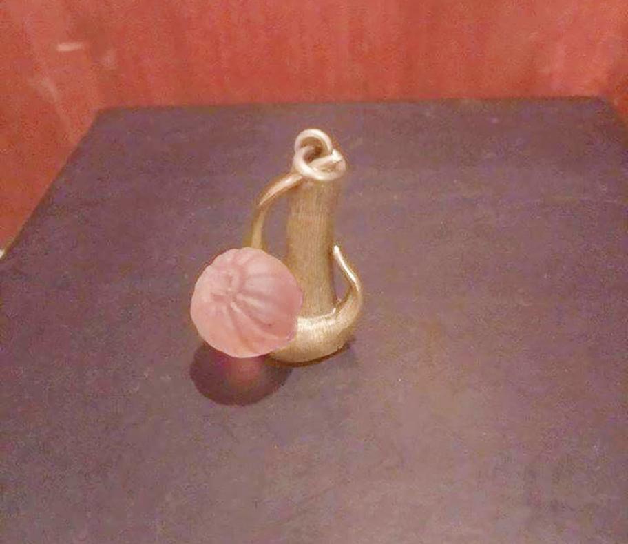 Collier pendentif en forme de figue en or rose de l'artiste présenté dans Vogue Unisexe en vente