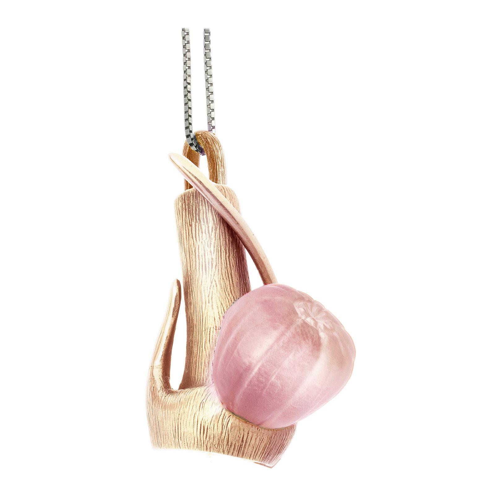 Collier pendentif en forme de figue en or rose de l'artiste présenté dans Vogue