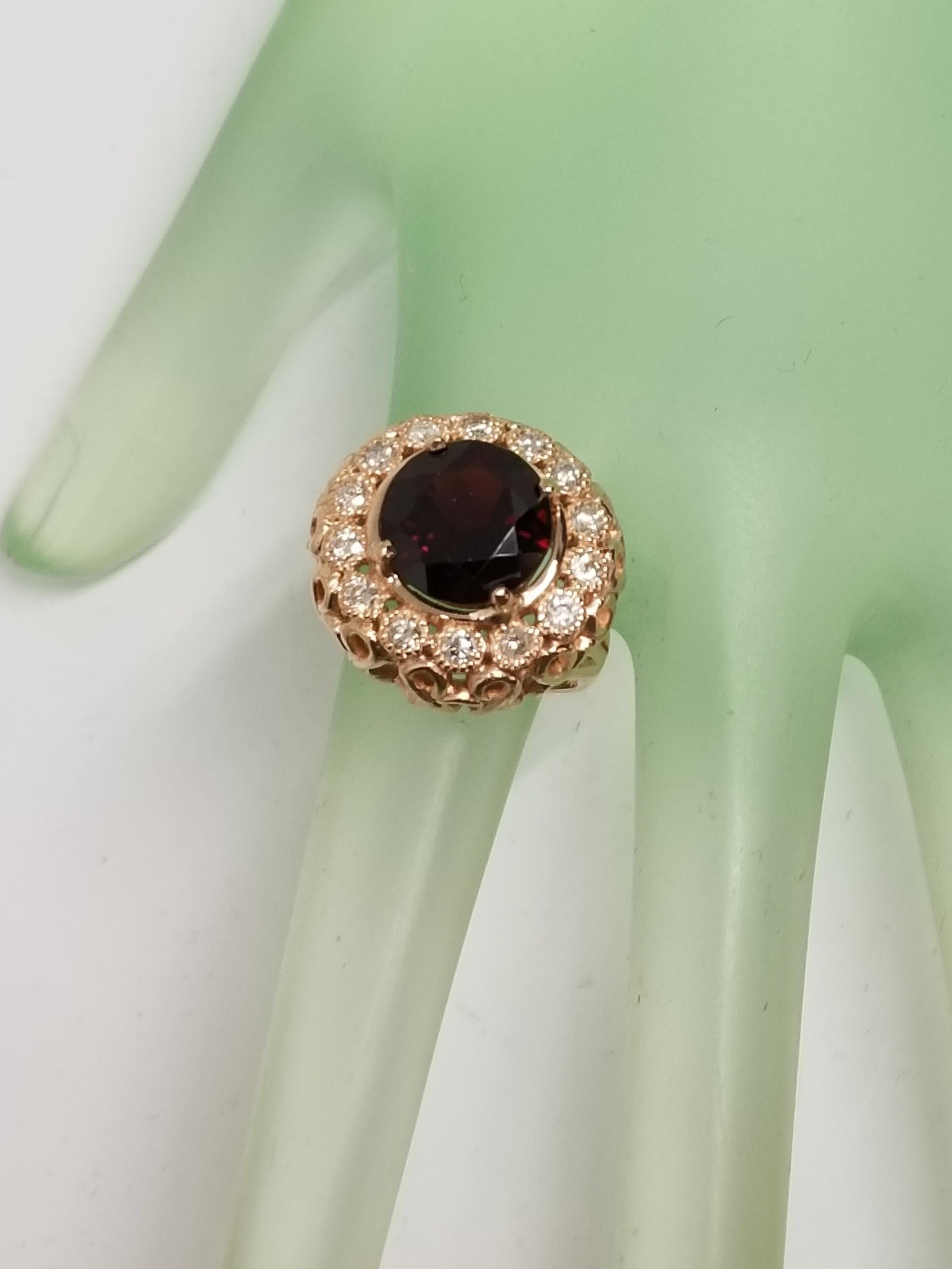 14 Karat Roségold Granat und Diamant gewölbter Ring (Rundschliff) im Angebot