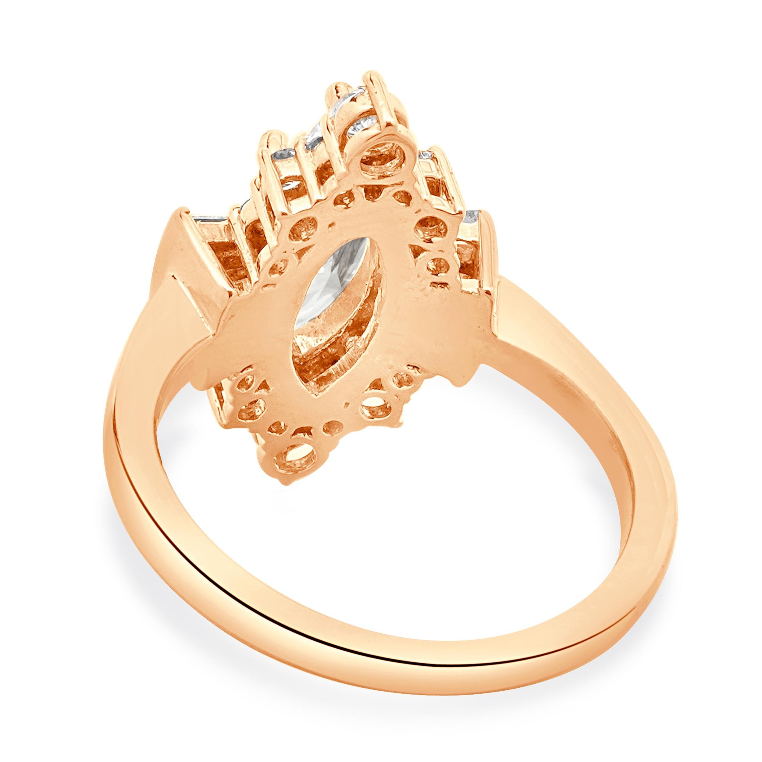 Concepteur : personnalisé
Matière : Or rose 14K
Diamant central : 1 taille marquise = 1,07ct
Couleur : G
Clarté : SI1 
GIA : 6137821848
Diamant : 16 diamants ronds de taille brillant et baguette = 0,41cttw
Couleur : G/H
Clarté : SI1
Taille : 4.25