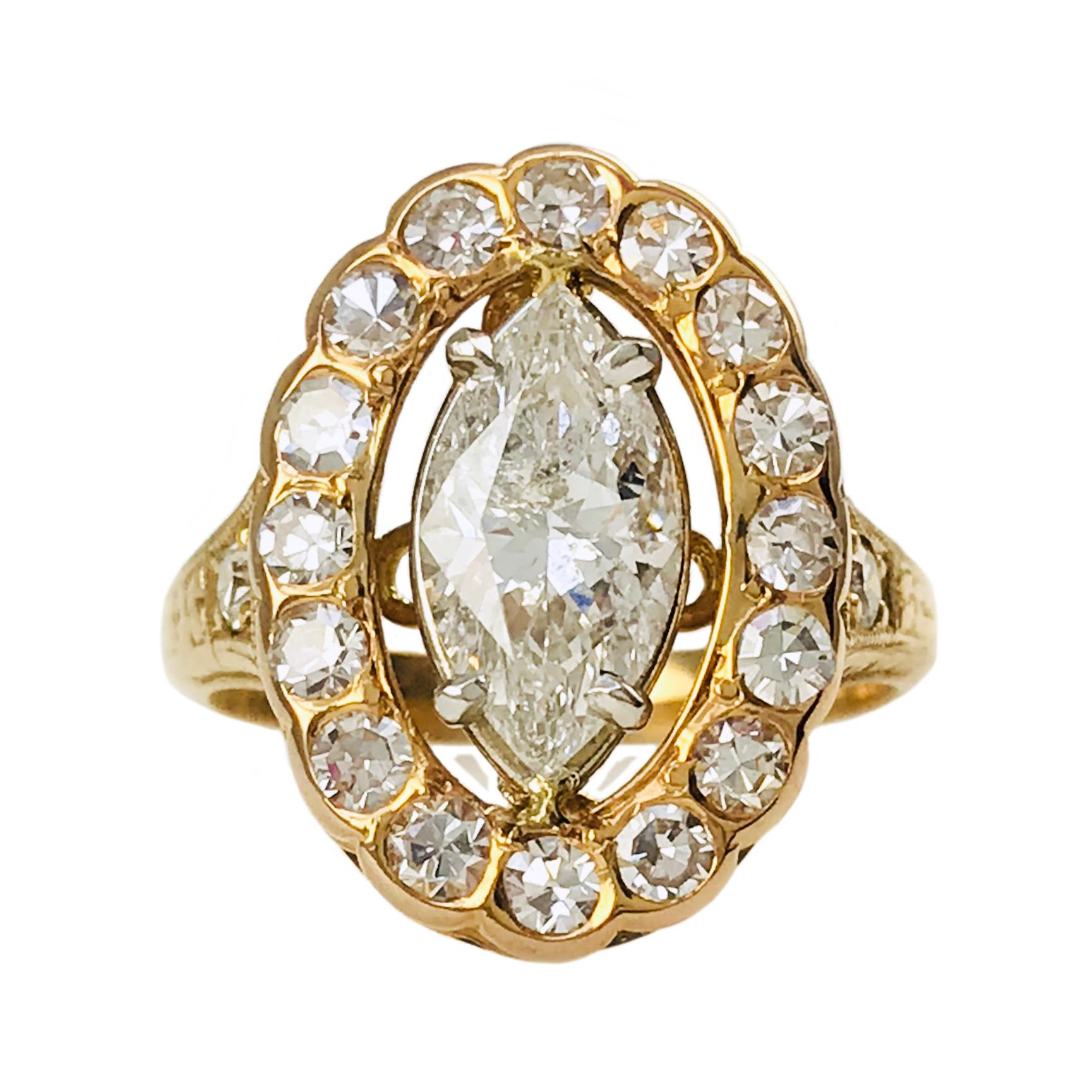 14 Karat Rose Gold Handgravur Marquise Diamant Ring. Das Zentrum ist ein Diamant im Marquise-Schliff mit den Maßen 11,40 x 5,70 x 4,20 mm und einem Gewicht von 1,58ct. Der Diamant ist in einer vierzackigen Weißgoldfassung gefasst und hat eine