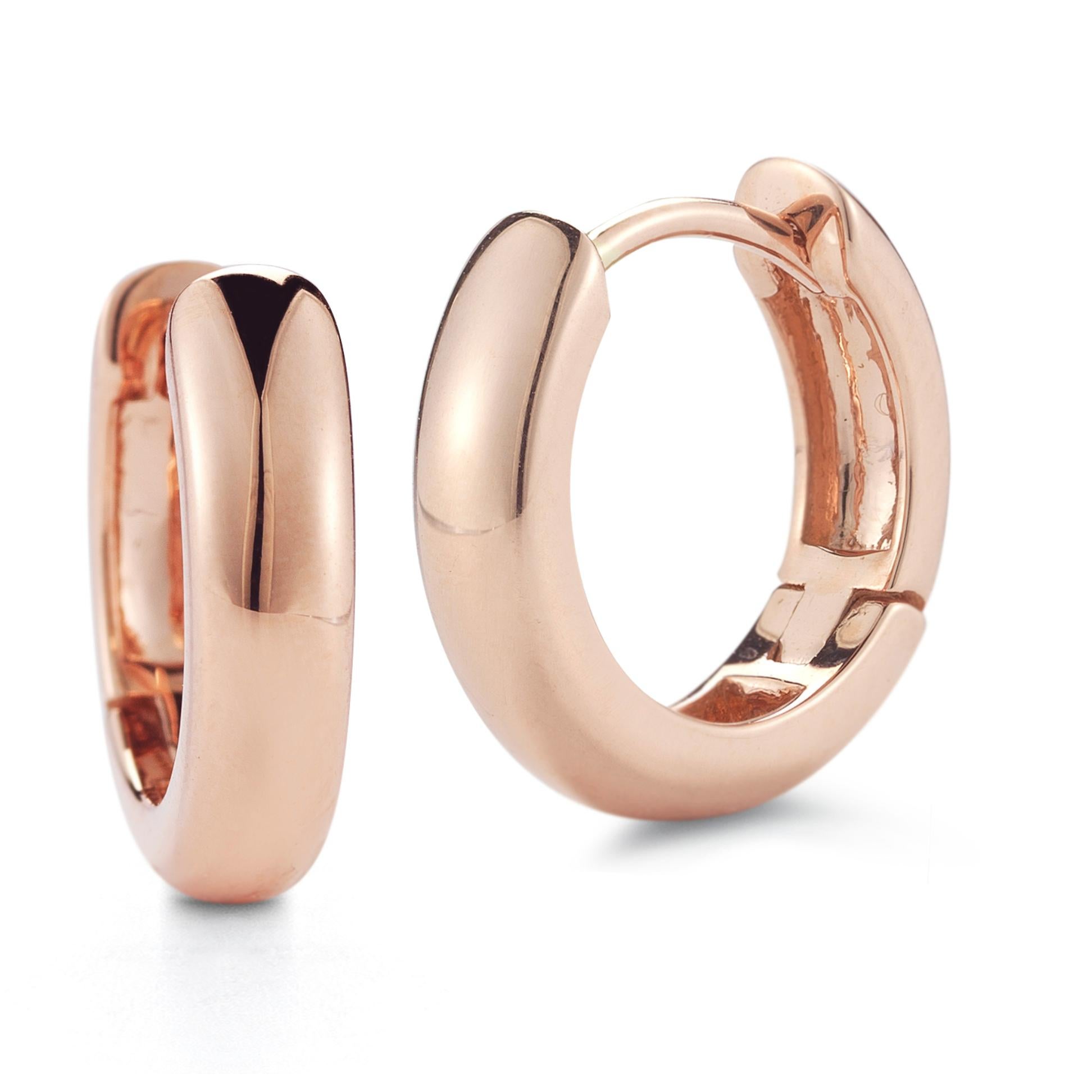 Questi sono gli orecchini perfetti per tutti i giorni! Realizzato in oro rosa da 18 carati, è il più comodo degli abbracci, senza montanti che possano colpire il collo mentre si è al telefono o si sta dormendo. Stanno benissimo sui lobi delle