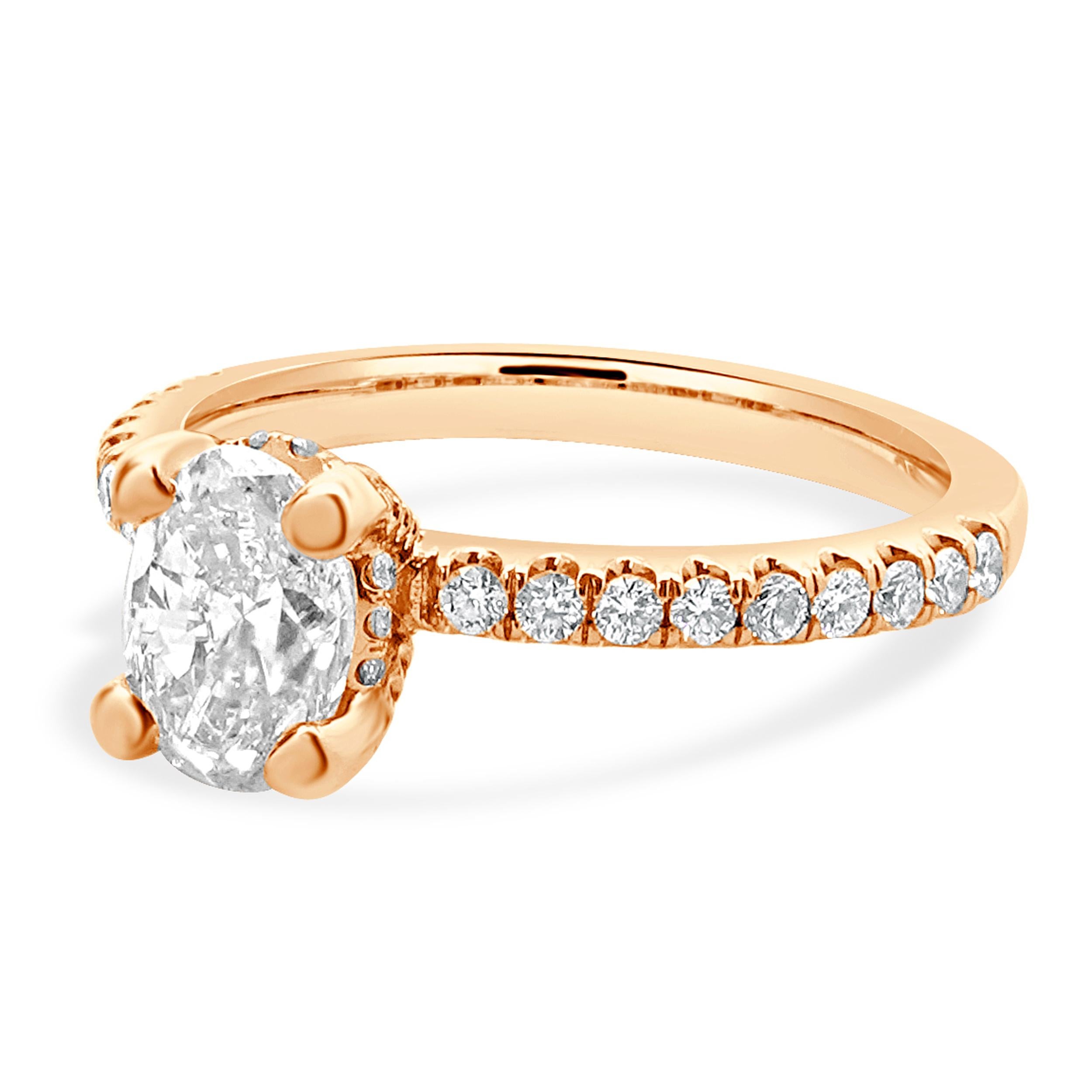 Ovaler Diamant-Verlobungsring aus 14 Karat Roségold mit Halo im Zustand „Hervorragend“ im Angebot in Scottsdale, AZ
