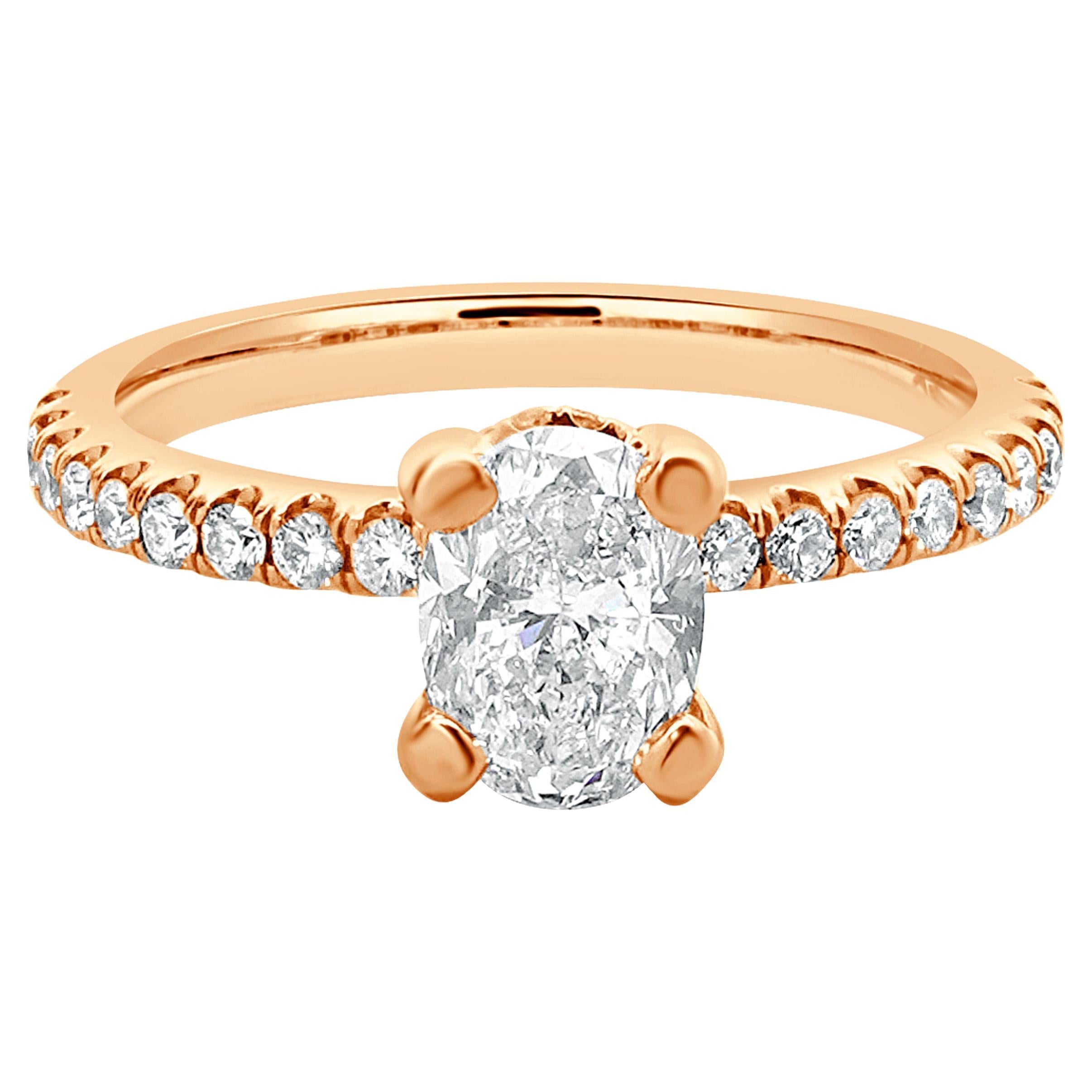Ovaler Diamant-Verlobungsring aus 14 Karat Roségold mit Halo im Angebot