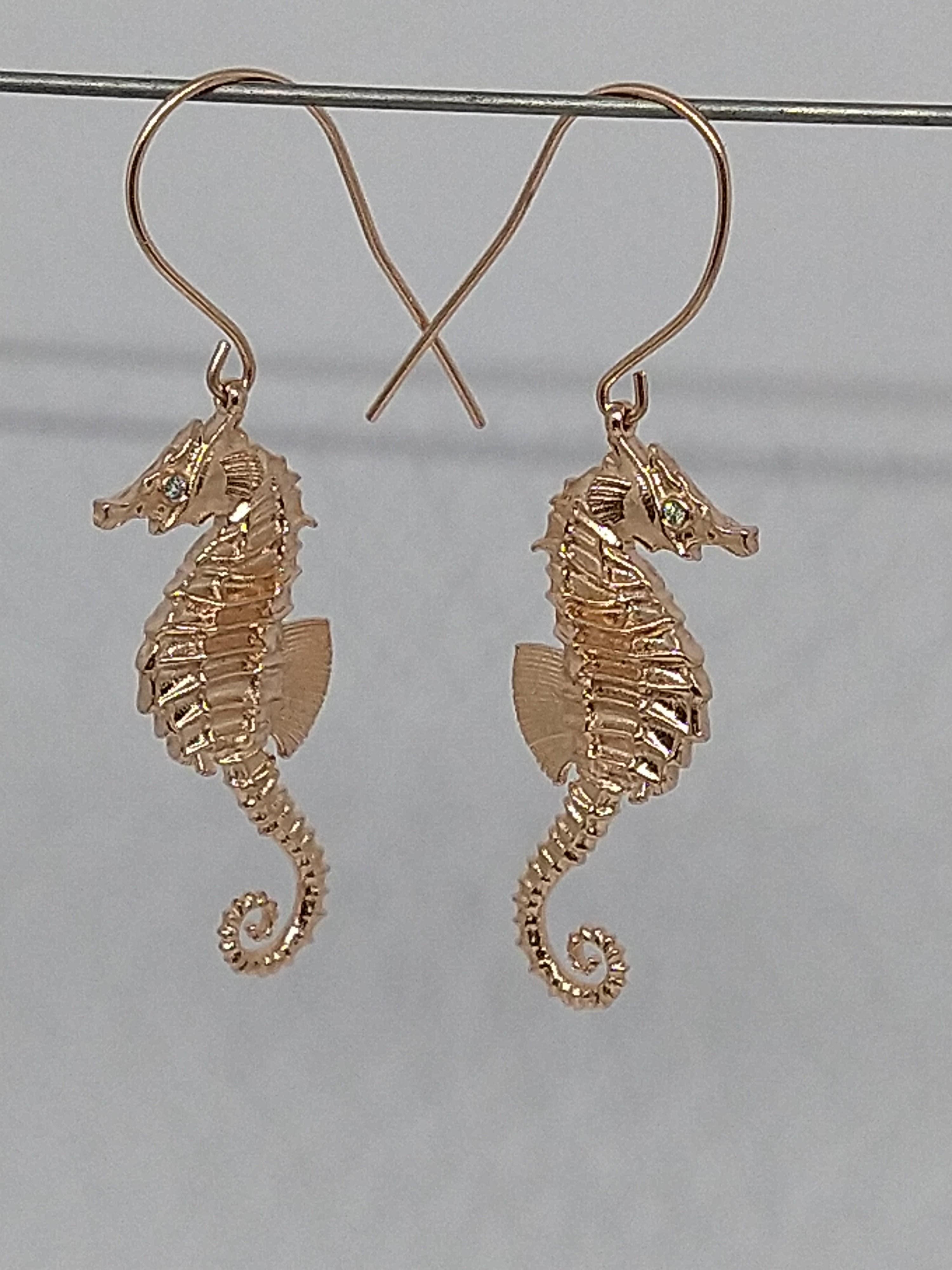 Taglio rotondo Orecchini a forma di cavallo di mare con diamanti placcati in oro rosa 14 carati in vendita