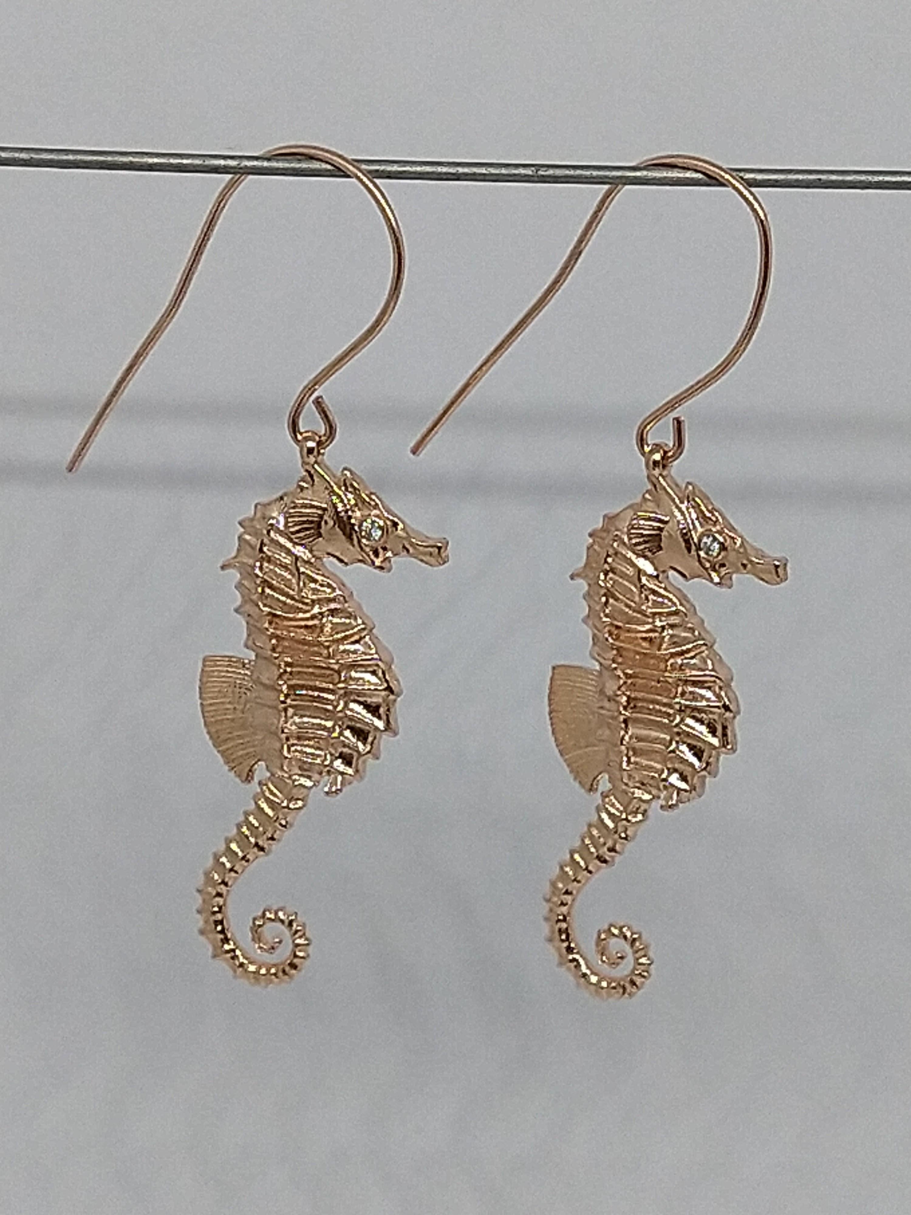 Orecchini a forma di cavallo di mare con diamanti placcati in oro rosa 14 carati In condizioni Nuovo in vendita a New York, NY