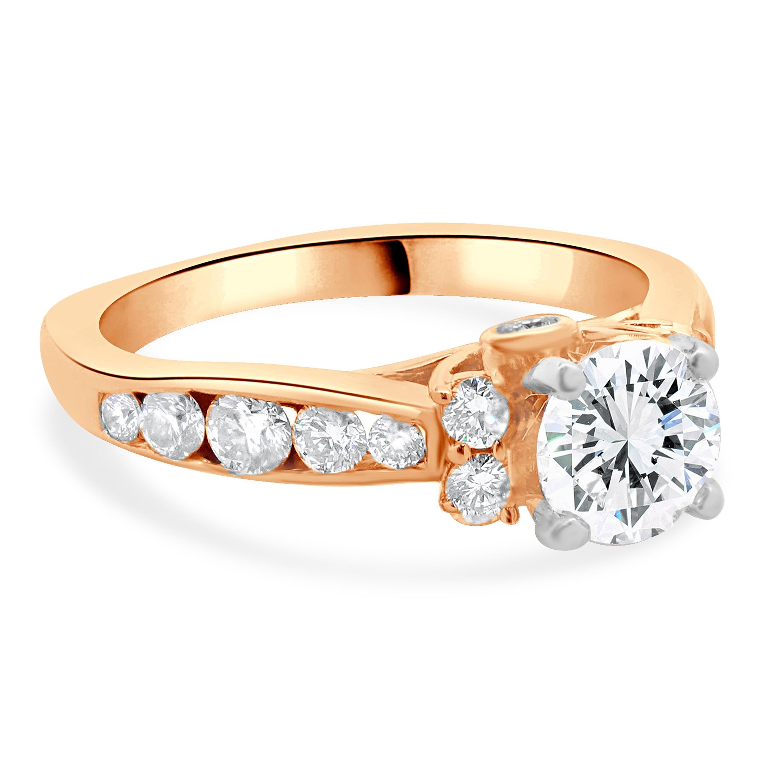 Designer: Sonderanfertigung
MATERIAL: 14K Roségold / Platin
Diamant: runder Brillantschliff = 0,90ct
Farbe : H
Klarheit : I1
GSI: 48479300101
Diamant: 14 runde Diamanten im Brillantschliff = 0,56cttw
Farbe : H
Reinheit : SI1
Abmessungen: Ringspitze