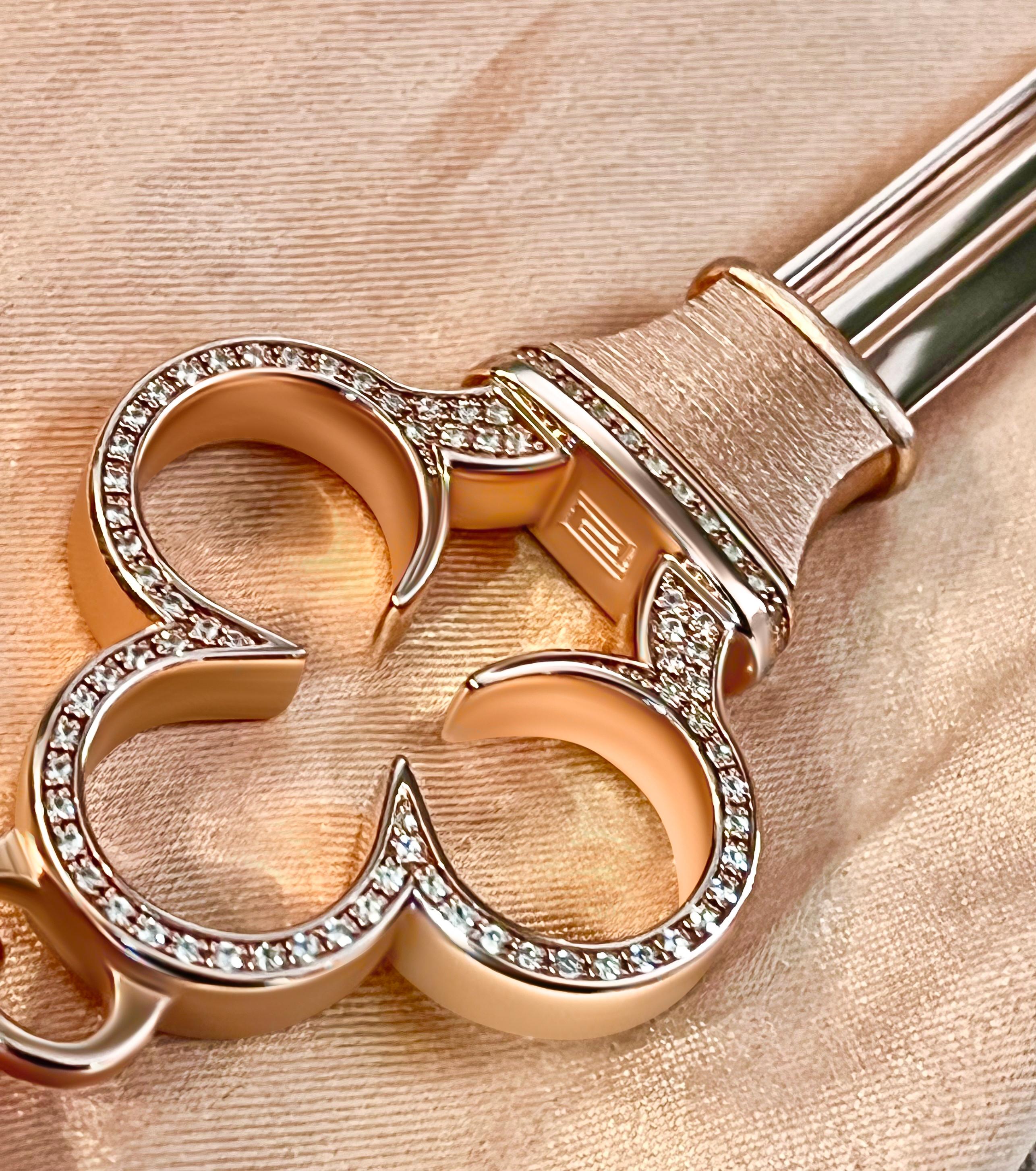 Esta hermosa nueva versión de nuestra Llave Tre'fle Gótica está fundida en oro de 14 quilates y engastada con brillantes diamantes blancos engarzados completamente alrededor de la llave, y está bellamente detallada con una moderna textura
