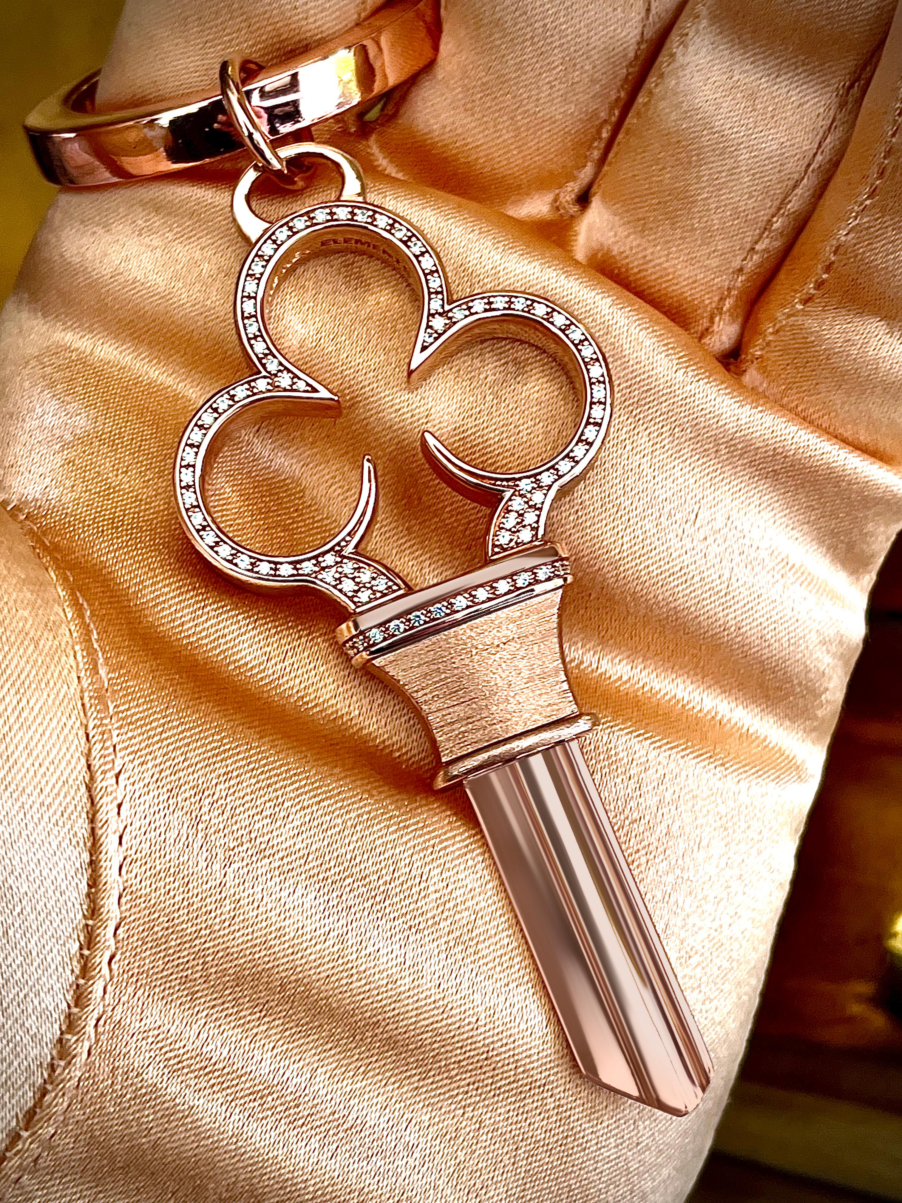 Colgante Llave de Casa Real de Oro Rosa de 14 Kilates con Diamante. Corte brillante en venta