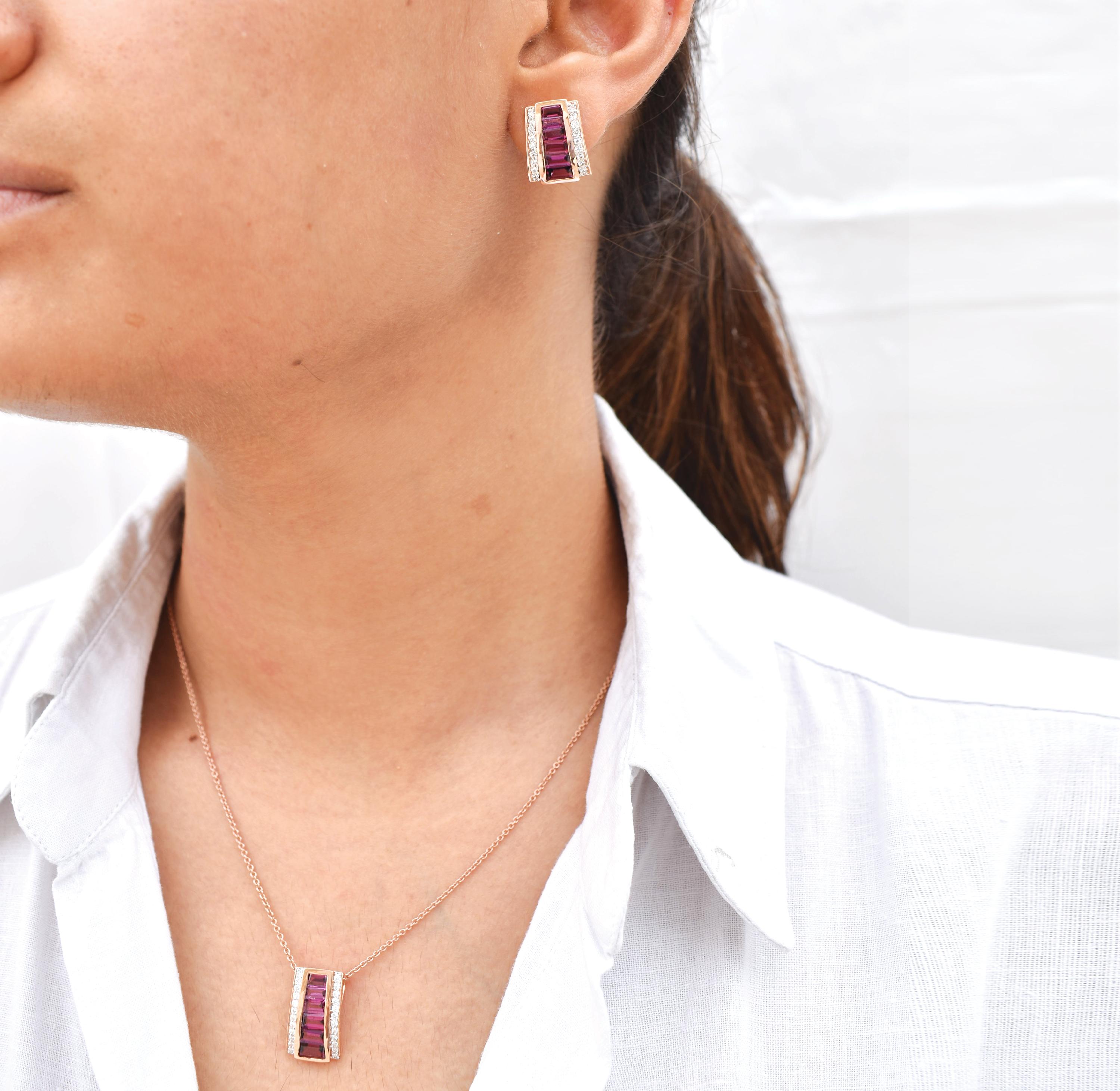 Prova un'audace raffinatezza con il nostro set di ciondolo e orecchini con diamante a piramide in oro 14K con rodolite Art Deco: una straordinaria fusione di colori vibranti, precisione geometrica ed eleganza senza tempo.

Ispirandosi all'estetica